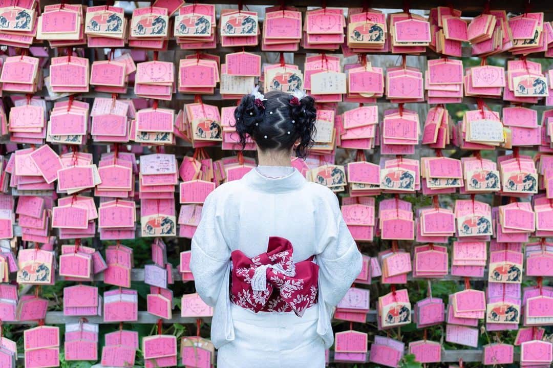 大濠ハンナのインスタグラム：「ピンクの絵馬が可愛いすぎたと💖  江ノ島神社から見る景色も綺麗かったな〜⛩🌊  #着物 #神社 #お寺 #初詣 #⛩ #japan #江ノ島神社 #ヘアアレンジ #hairstyle #ツインテールアレンジ #hairarrange #hair #ヘアセット #hairstyle #ファインダー越しのわたしの世界 #ピンク #願い事 #東京 #japanese #kimonogirls #kimono #日本 #海 #江ノ島 #景色 #カメラ」