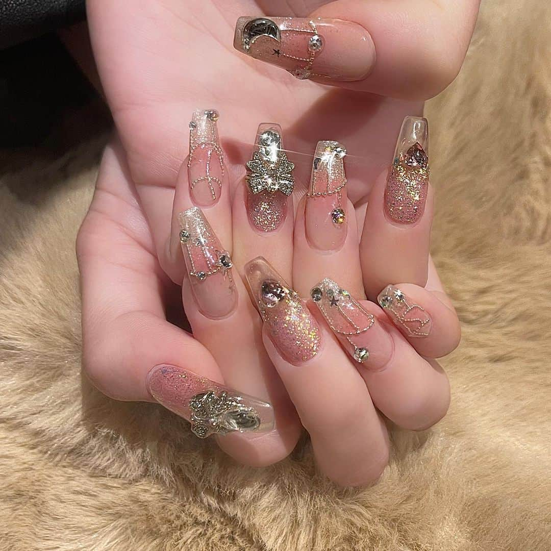 _lulushuのインスタグラム：「ｲﾙﾐﾈｰｼｮﾝみたいなﾈｲﾙ💅🏻🎀🪩ｷﾗｷﾗ」