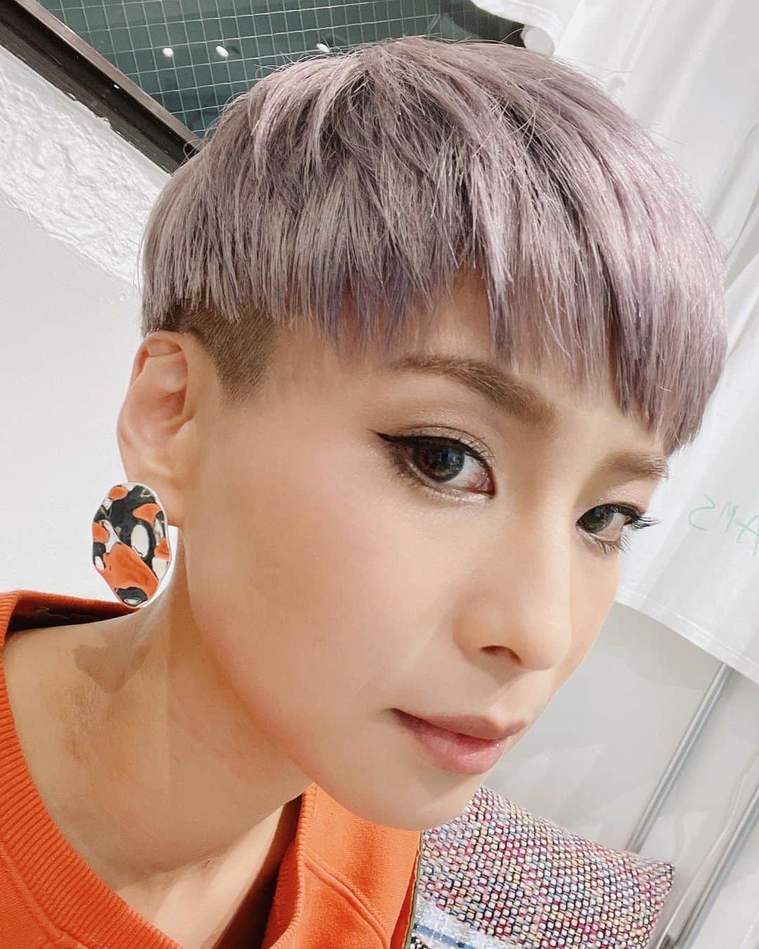 真崎ゆかのインスタグラム：「明けましておめでとうございます🎍 2023年も刈り上げヘアからスタートですすみません。苦笑 ・ 昨年も関わってくださった皆様、変わらず応援してくださる皆様には感謝の気持ちでいっぱいです。 本当にありがとうございましたm(_ _)m ・ 2022年は友人の存在の大きさを改めて感じた一年でした。 みんなはどんな一年だったかな？ ・ 2023年、皆様がどうか健康で、笑顔溢れる一年でありますよう心から祈っております🌸 ・ 今年もどうぞよろしくお願いいたします🤲 ・ #2023年 #お正月 #お餅いっぱい食べた #変わらず刈り上げ #刈り上げ女子 #meytokyo #みんな元気でいてね」