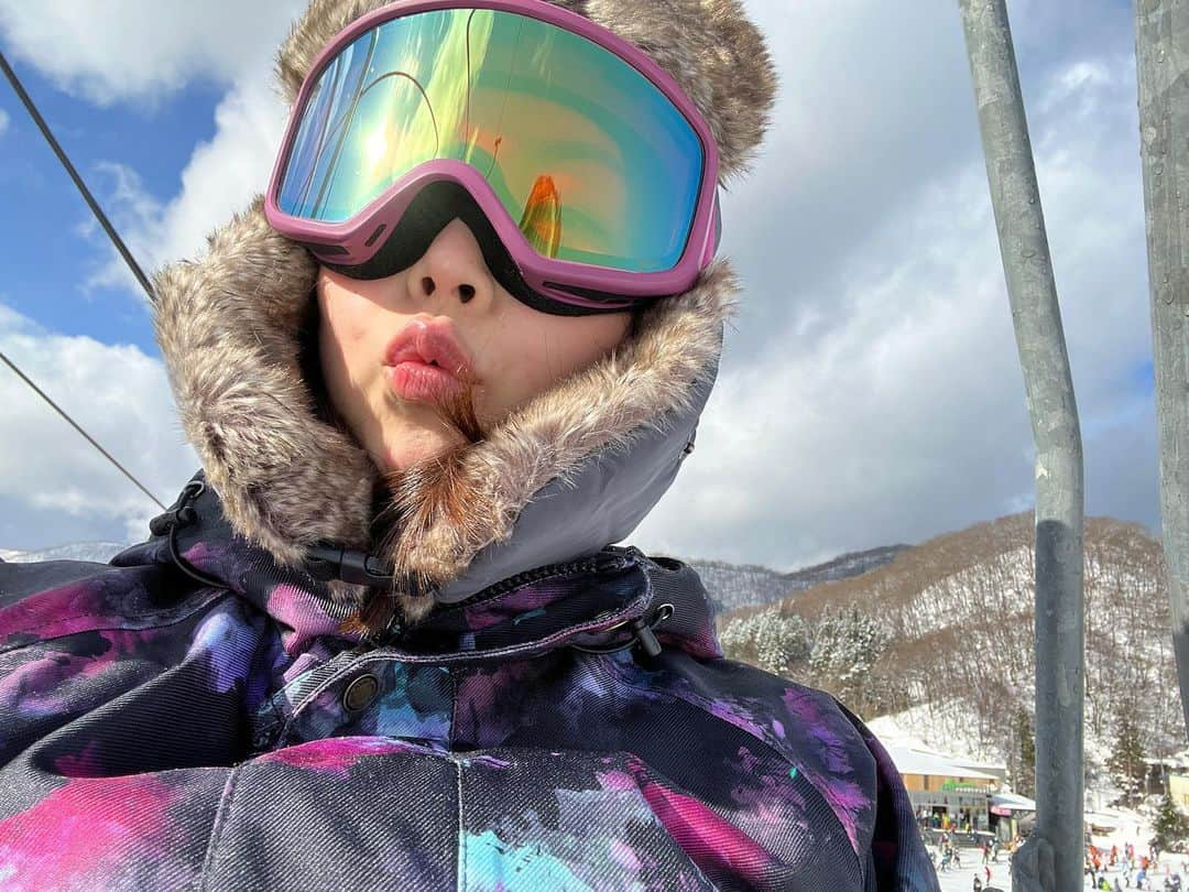 尾島知佳のインスタグラム：「先日、シーズンＩＮしました🏂 このウェアも6年目になりました！ そろそろウェアを買い替えたいです（笑） . 今シーズンはどのくらい行けるかわからないですが、たくさん行きたいです♪ お気に入りのスキー場をたくさん見つけたいです🫡 #スノボ #シーズンイン #スキー場 #おすすめ教えて」