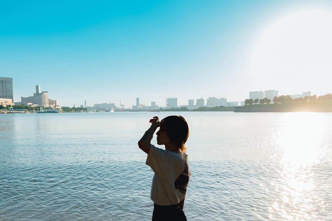 尾林美月さんのインスタグラム写真 - (尾林美月Instagram)「💐🌅🌊 　 　 あけましておめでとうございます🎍⛩ 今年もよろしくお願いします！ 　 今年は長かった学生生活がとうとう終わりを迎え、春から社会人になるので、環境の変化が多い1年になりそうです…！ そんな中でも、心穏やかに前向きな心持ちで過ごすことを、今年の目標にしたいと思います🙏🏻」1月2日 19時37分 - mizuki_obayashi