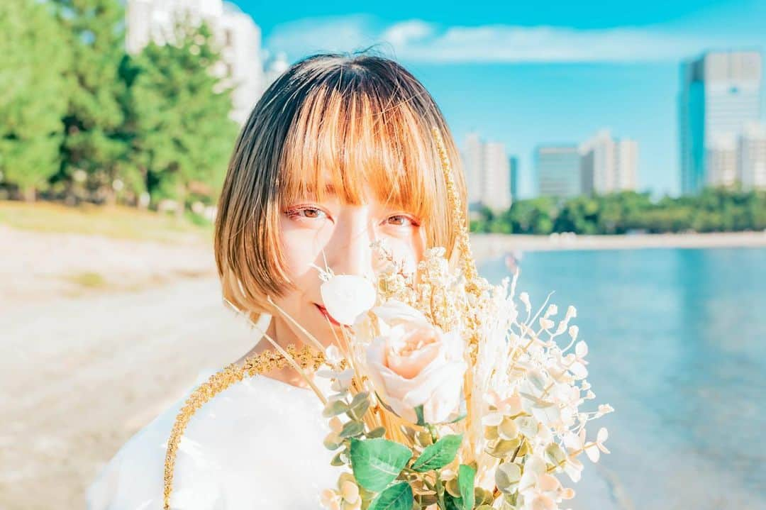 尾林美月のインスタグラム：「💐🌅🌊 　 　 あけましておめでとうございます🎍⛩ 今年もよろしくお願いします！ 　 今年は長かった学生生活がとうとう終わりを迎え、春から社会人になるので、環境の変化が多い1年になりそうです…！ そんな中でも、心穏やかに前向きな心持ちで過ごすことを、今年の目標にしたいと思います🙏🏻」