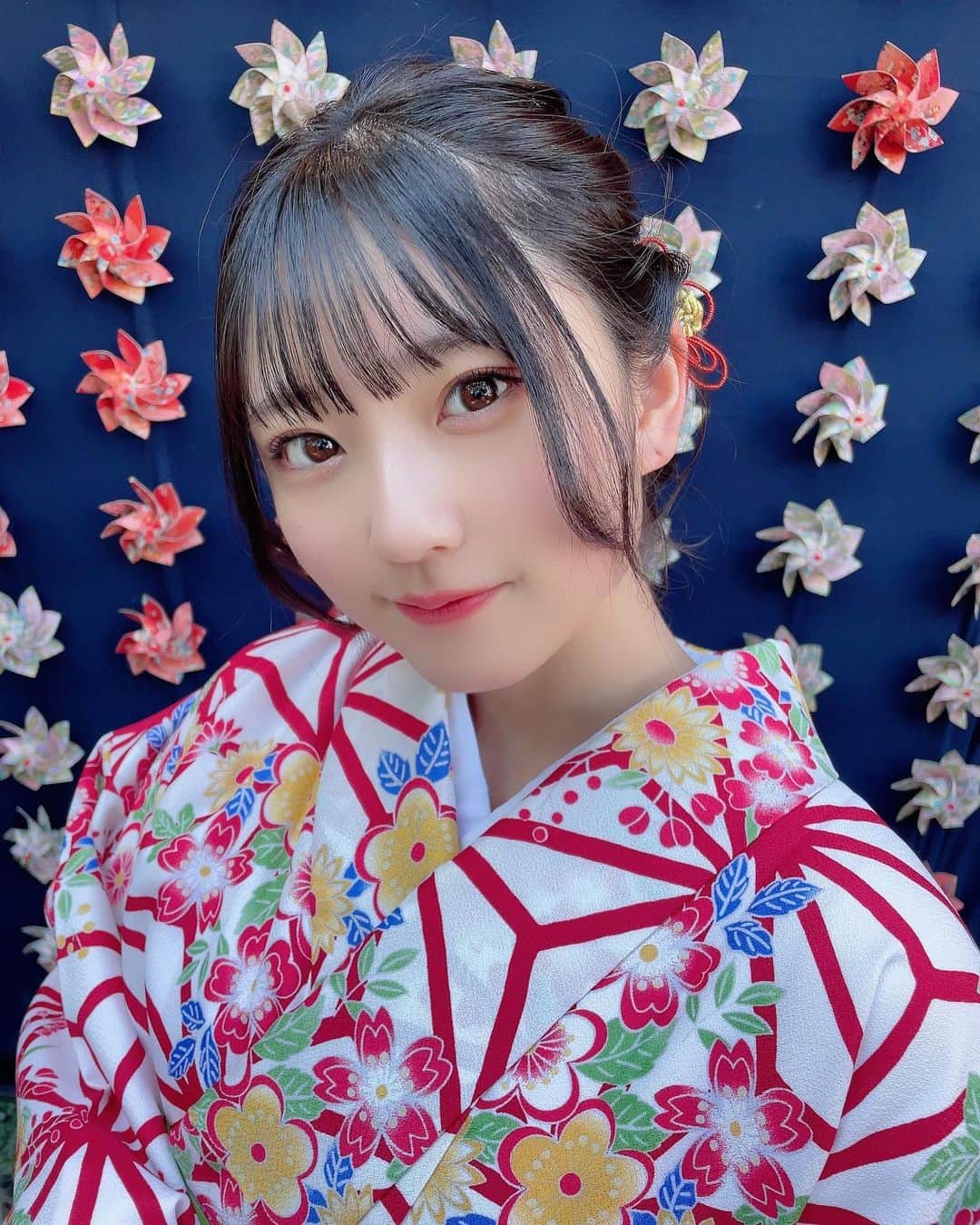 のインスタグラム：「毎年着物で浅草に🤤 今年も行ってきたよ🤤  去年は黒で大人な感じを出してみたけど 今年はなかなか着ない白っぽい着物と緑の帯を選んだよ✌️ なかなかイケてるでしょ✌️ 挑戦大事だあ🥹  着物着ると1年始まった感があるんだよね😂  てなわけで今年も1年張り切ってくぞ〜 よろしくね〜   #浅草  #浅草寺  #初詣 #着物  #asakusa  #kimono  #japanesekimono  #idol  #kissbee」