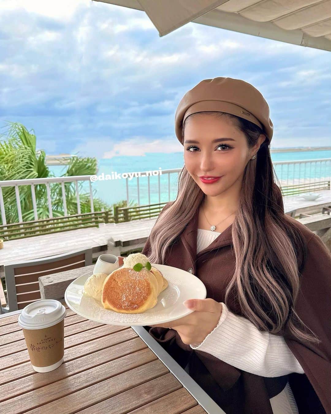 のいちゃんのインスタグラム：「. 皆様、 あけましておめでとうございます🐇 今年もどうぞよろしくお願いいたします。 . . . #謹賀新年#あけましておめでとうございます  #afactory #ダウンタイム #ショートカット#シーシャ#ドレス #vantyme#travel#summer#diet#sea#beauty#整形#豊胸#makeup#川越#沖縄#大阪#北新地#ミナミ#東京#新宿#歌舞伎町#博多#錦#キャバ嬢#シーシャ#のいちゃん」