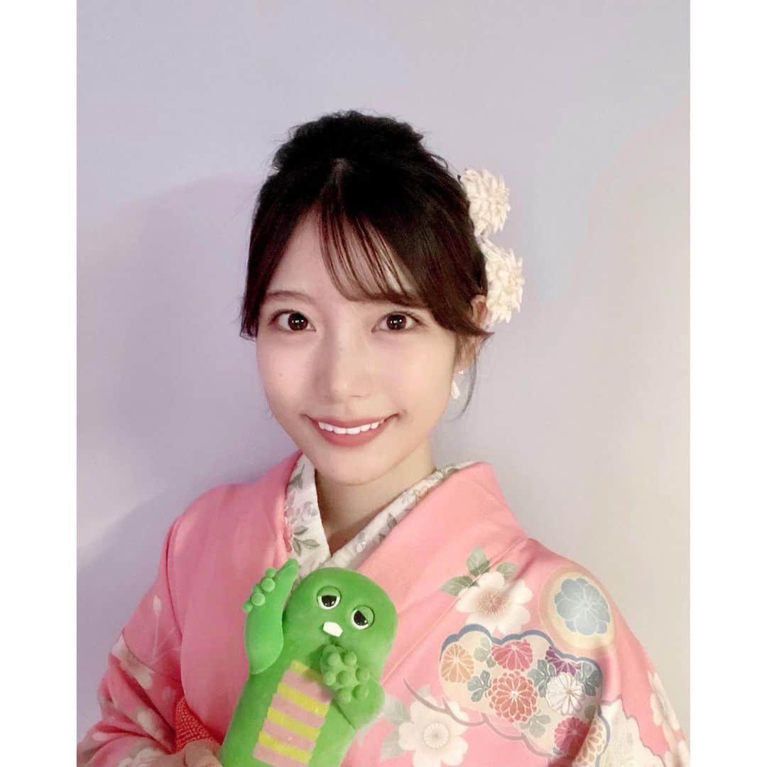 竹俣紅のインスタグラム：「🎍 あけましておめでとうございます。 本年もよろしくお願いいたします✨ ⁡ 『イット』ソラよみは4日から、 『めざまし8』は5日から担当です。 ⁡ ⁡ ところでみなさん、おもちは何個召し上がりましたか？ 私は、今のところ 3つです😋 ⁡ ⁡ #お正月 #我が家のガチャピンと #☺️ #2023 #新年 #着物」