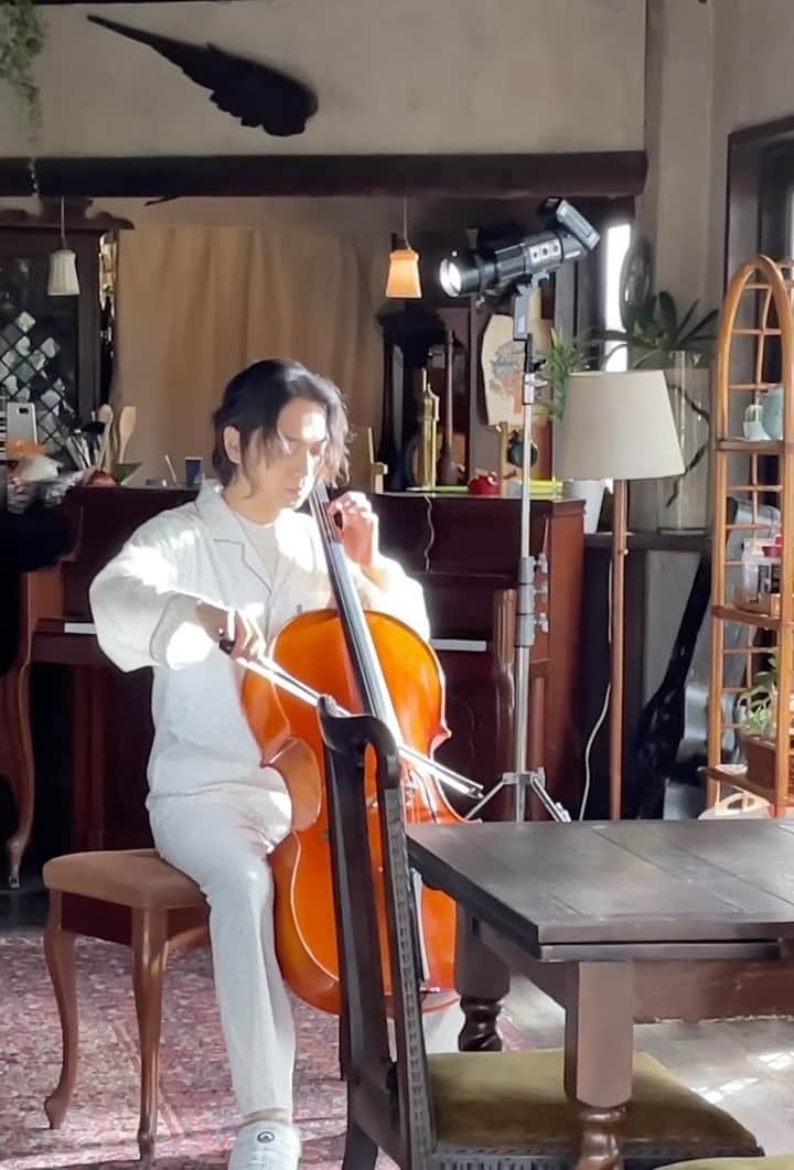 リエゾン－こどものこころ診療所－のインスタグラム：「.  #リエゾン日誌📘  チェロの練習をしている 佐山先生（#山崎育三郎）をチラリ。  演奏シーンもお見逃しなく🎶  #リエゾン #1月20日スタート #毎週金曜よる11時15分」