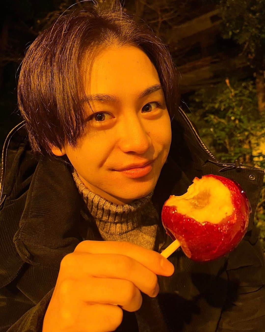 のインスタグラム：「2023年もよろしくお願いします🎍  去年も沢山お世話になりました。 感謝しかありません🙇‍♀️ 今年は去年よりも色々な事に挑戦していきたいと思います✨  更に皆さんにみてもらえる時間が増えたらいいなって思ってます🙇‍♀️  近々で舞台ですので頑張っていきます‼️  #正月 #りんご飴」