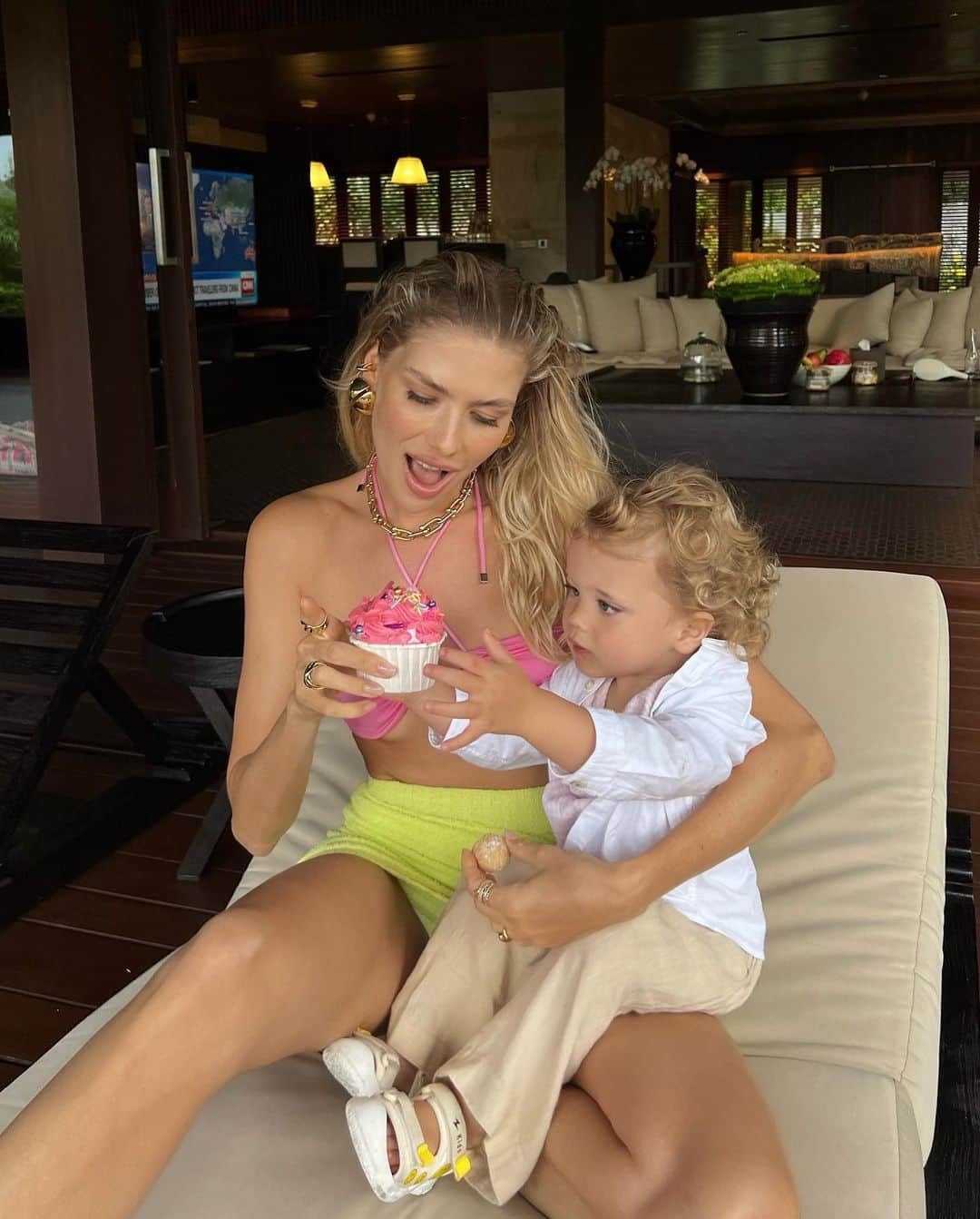 エレナ・ペルミノヴァのインスタグラム：「Bvlgari’s favorite cupcake 🧁 @bulgarihotels」