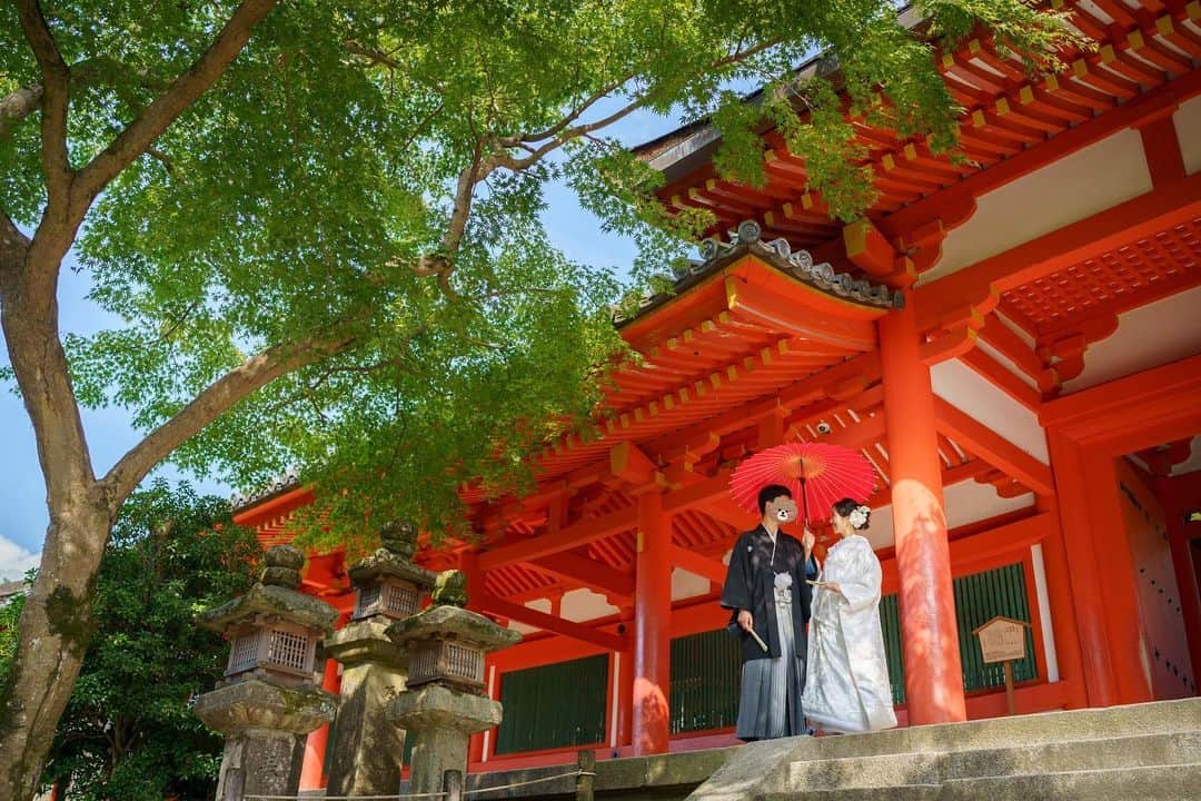 のインスタグラム：「明けましておめでとうございます😊🎍  昨年はありがとうございました！！  プライベートもお仕事も、去年は色々と変化が多い一年でした☺️  いずれの変化の時にも、サポートしてくれる周りの方に恵まれてここまで来れました。  感謝感謝です❤️  本年も宜しくおねがいします🤲  今年はまた新しい環境が始まるので、まずしばらくは小休憩🙆‍♀️ お家でゆっくりお正月を迎えたよ☺️☺️  Happy New Year from Japan to all my friends around the world May 2023 bring you warmth of love❤️  #春日大社 #元旦」