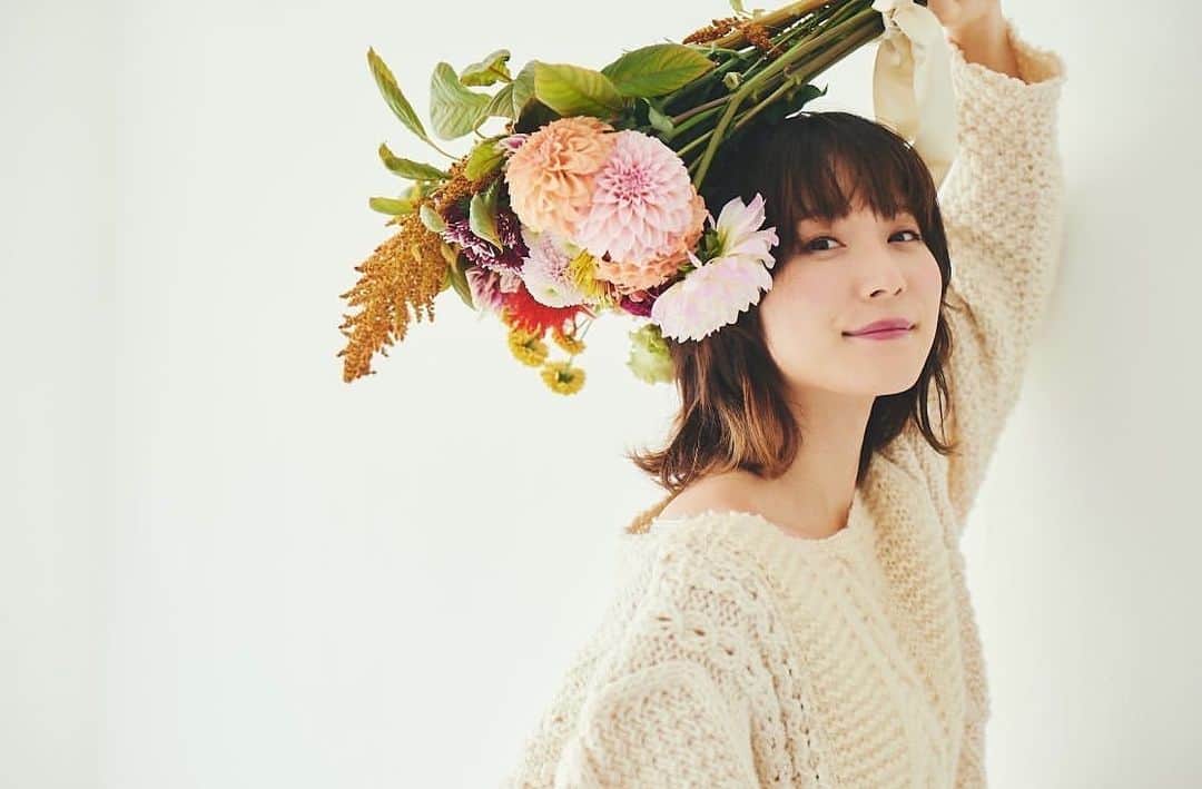松岡茉優　ファンアカウントのインスタグラム：「. 茉優ちゃん×お花は私得でしかないのです……💐♡ 新年早々素敵な写真をありがとうございました😭！！ @mayu_matsuoka_koushiki @mayu_matsuoka_mg_official  . #松岡茉優#27 #lady #2022 #2023 #happynewyear  #かっこいい#かわいい#女優#俳優#声優#アイドル#モデル#映画#ドラマ#CM#アニメ#日本#Japan#cute#smile#instagood #beautiful#happy#love#おすすめ#いいね#Instagram#Twitter#茉優ちゃん823」