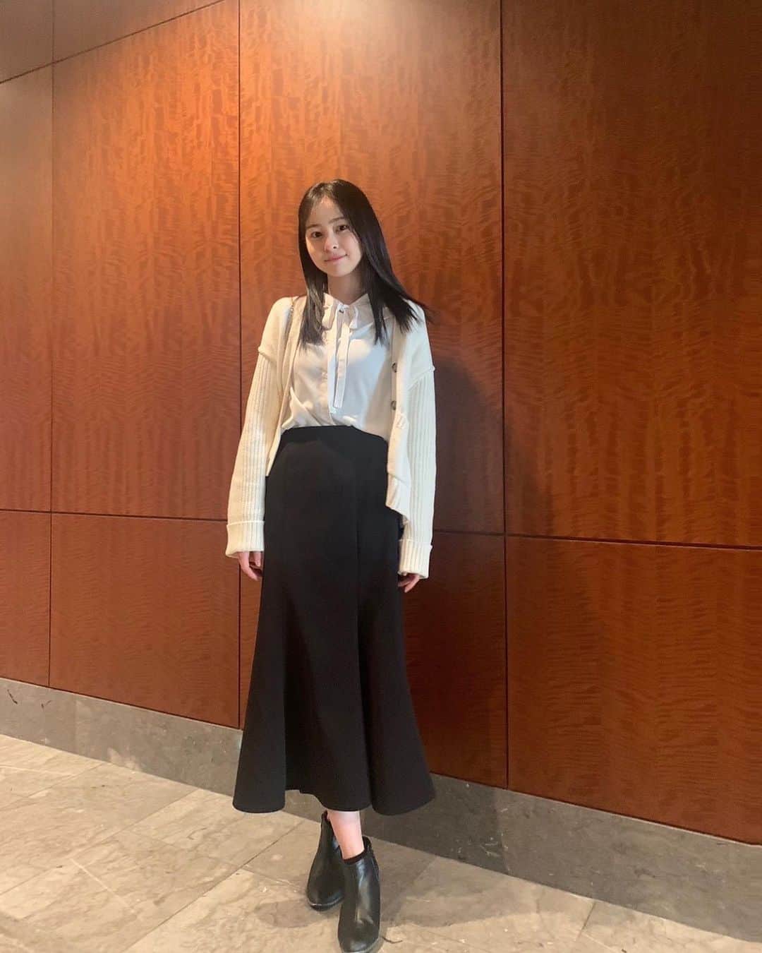 村山千夏のインスタグラム：「こんばんは。  昨日、今日お出かけしてきました。 楽しくて時間が止まって欲しいなあと思いました。 皆様はそんな瞬間ありますか。  #jk#高校生#女子高校生#sjk#jk2#05#05line #17歳 #17yearsold#全身コーデ #ガーリーコーデ #foryoupage #fyp  I went out yesterday and today. I thought it was fun and I wanted time to stop. Do you have such moments?」