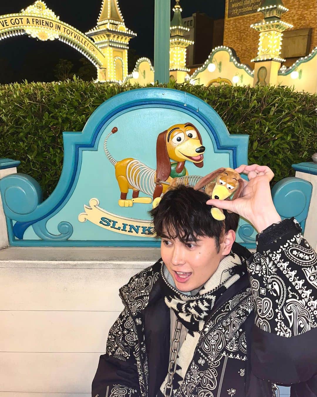 池添俊亮のインスタグラム：「去年の冬ディズニーシー☃️ 年を越す前に載せようと思っていたのに気がついたら2023年。  引きこもりがちな僕を外へ連れ出してくれる人たちがいることに感謝です。  #TokyoDisneySea #DisneySea #ディズニーシー」