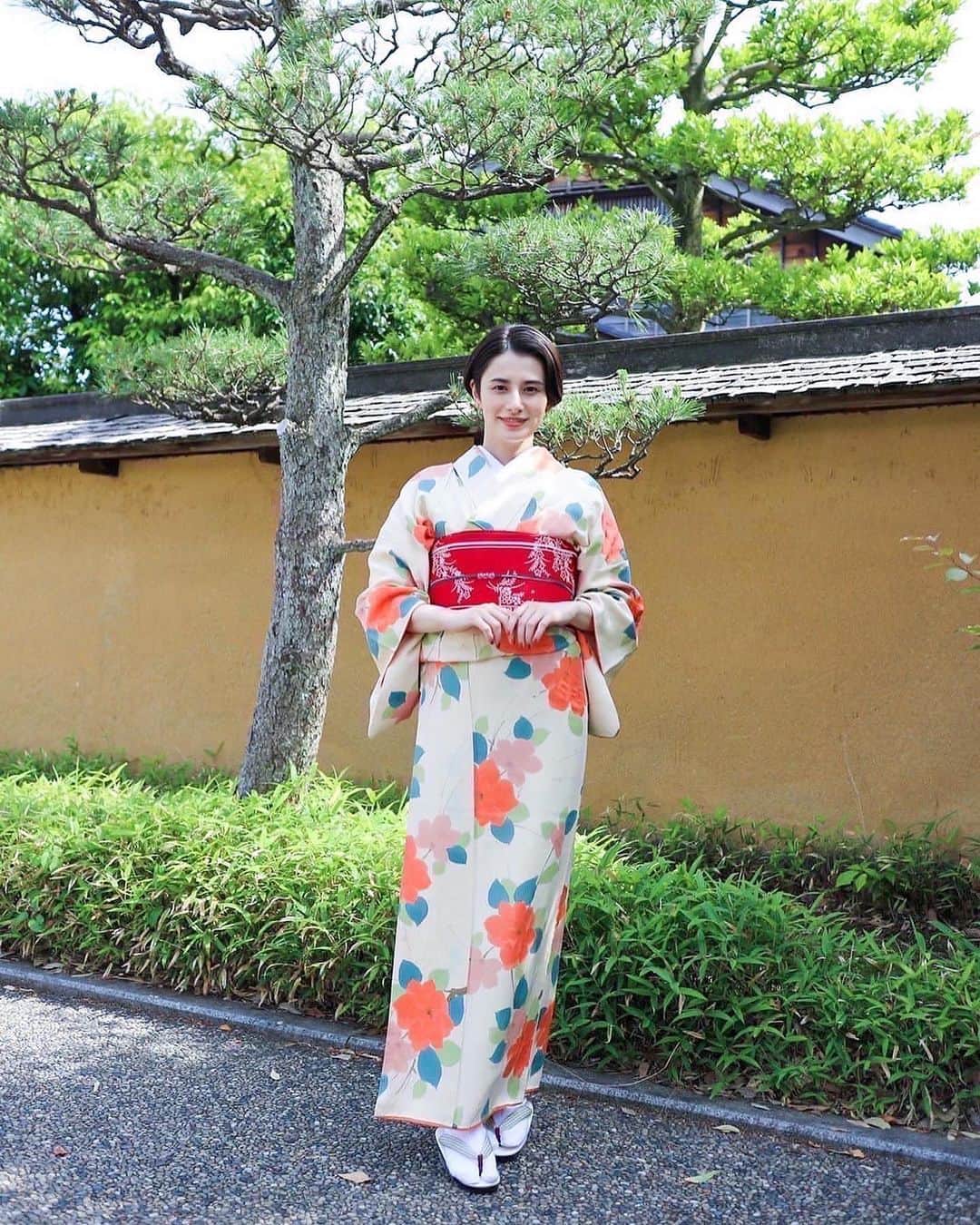 のインスタグラム：「_ あけましておめでとうございます🎍  人生が穏やかだった年なんて一度もないけれど それだけドラマチックな人生をもらったこと ドキドキワクワクがたくさんあって めちゃくちゃ楽しくて幸せです。  今年もいろいろありますように！  そして、2023年が皆さまにとっても 幸せいっぱいの一年になりますように🌅」