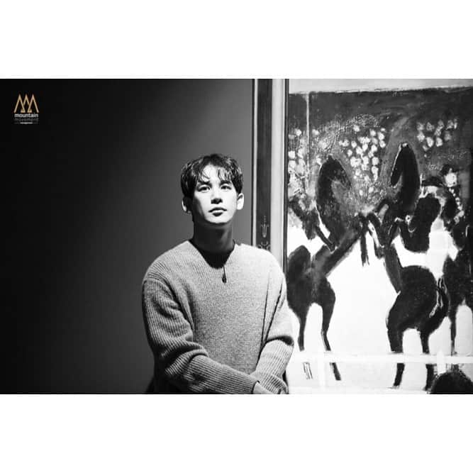 パク・ヘジンさんのインスタグラム写真 - (パク・ヘジンInstagram)「[PKW💌]  잠시 후 9시 #네이버쇼핑라이브  #박기웅의컬쳐라이브 👨🏻‍🎨  프랑스 현대미술의 거장✨ 뒤뷔페전을 소개합니다!  오늘도 쉽고 재밌게 현대미술을 소개해주실   #박기웅 작가님👨🏻‍🎨과 함께 현대미술의 세계로 떠나봐요🎶  🔗 Link in story 👆🏻  #박기웅 #컬쳐라이브 #마운틴무브먼트 #뒤뷔페전 #뒤뷔페그리고빌레글레」1月2日 20時23分 - mountain_movement