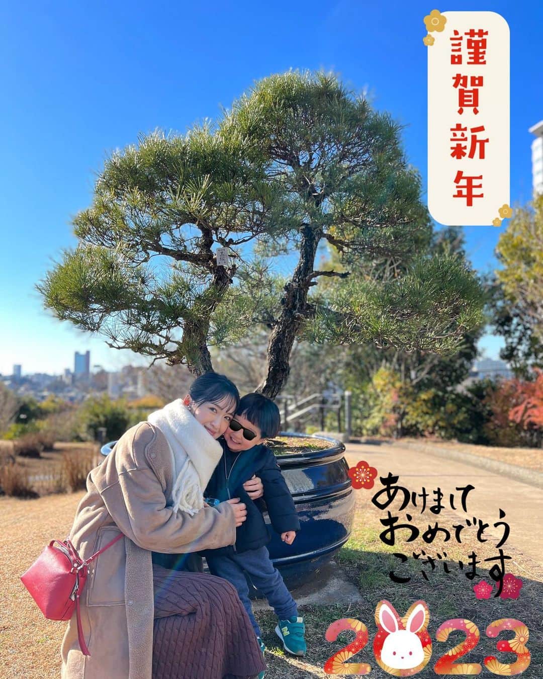花岡維生のインスタグラム：「Happy new year 2023🎍⛩✨ あけましておめでとうございます。 昨年は早めに始まったイヤイヤ期の👦🏻と駆け抜けたあっという間の一年で、大変だけどとっても楽しかったです🫶 それもリフレッシュの時間をくれた家族や、楽しい時間を共に過ごしてくれた親友ちゃんたちのおかげで頑張れました💓 子育て支援施設等の保育士さんにはよく、言葉がもっと出るようになるとイヤイヤもおさまってくると思うよ〜！と言われ、言葉が少しずつ増えてきた👦🏻 落ち着くのかなと楽しみにしていましたが、以前よりはっきりと「イヤァァァァァ！！イヤイヤイヤイヤイヤーーー！！！」と言うようになり、成長と共に声量も増し増しでございます😇w それもまた面白いから楽しむことにします🤣w 今年も健康第一で良い一年になりますように✨ #happynewyear #2023 #2歳男の子 #男の子ママ」