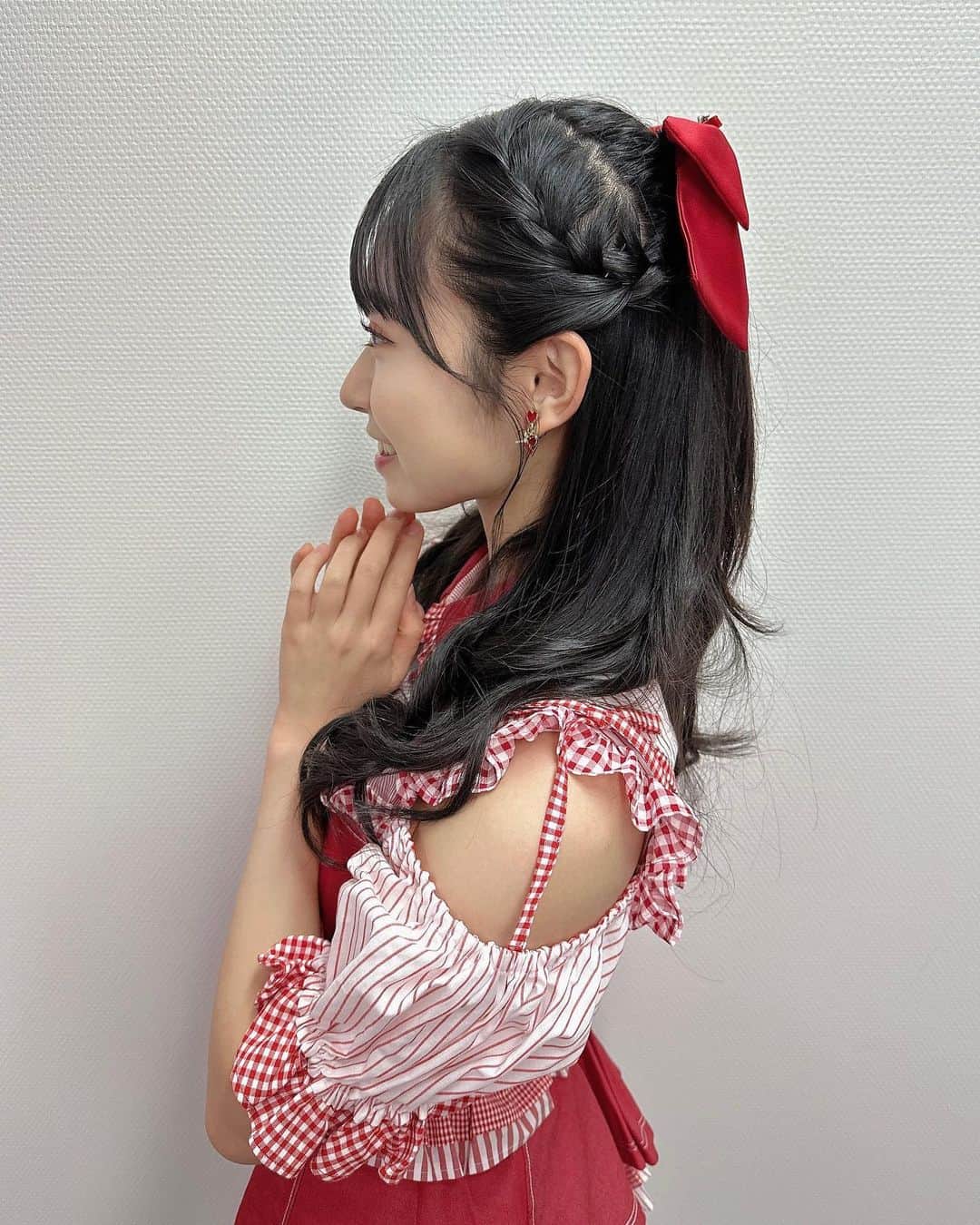山内瑞葵のインスタグラム：「. ୨୧┈┈┈┈┈┈┈┈┈┈୨୧ . 存在感のある髪飾り大好き♥️ . #AKB48 #衣装 #赤チェック #リボン #髪飾り #ハーフアップ ୨୧┈┈┈┈┈┈┈┈┈┈୨୧」
