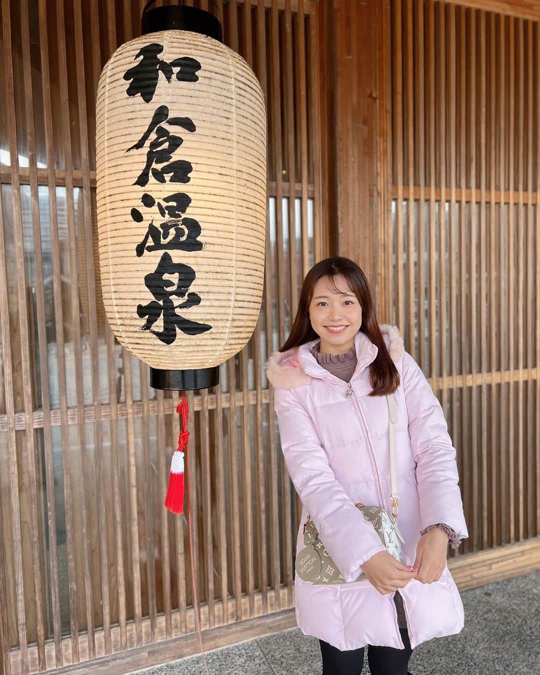 のインスタグラム：「今年のお正月は能登旅行♨️ 温泉に入って癒されてるよ〜！  飲める温泉だったから 飲んでみたらすごくしょっぱかった🤣  #能登#石川#お正月#温泉#旅館#総湯#和倉温泉#ゴルフ#ゴルフ女子#アナウンサー」