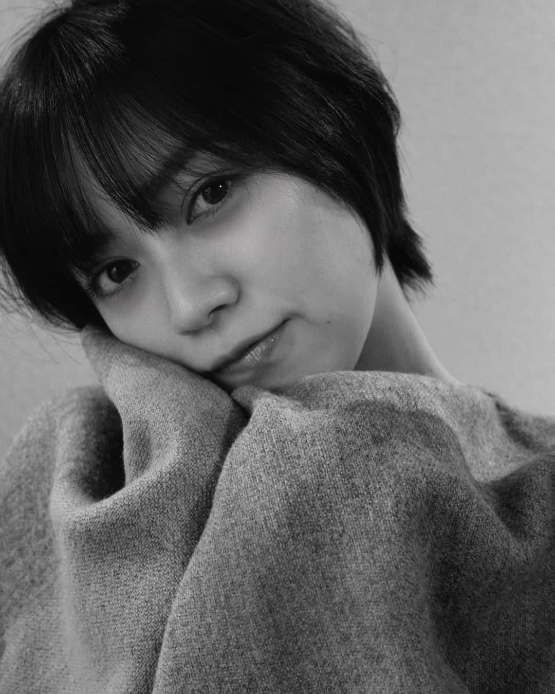 のインスタグラム：「. 年末年始 少しばたついておりましてちゃんとご挨拶が出来ていませんでした🙇  改めまして 皆様昨年は大変お世話になりました。  2022年は、沢山考え、自分自身を知る年でした。楽しかった事も悔しかった事も沢山ありましたが、周りの方に支えていただき、向き合っていただきました。  2023年は、昨年沢山考えた分 沢山走る年にしたいと思います。  コメントやDMでのメッセージにもとっても力をもらっています。 ありがとうございます！  今年も全力で皆様に楽しんでいただけるように精一杯頑張っていきますので、応援宜しくお願いいたします😊」