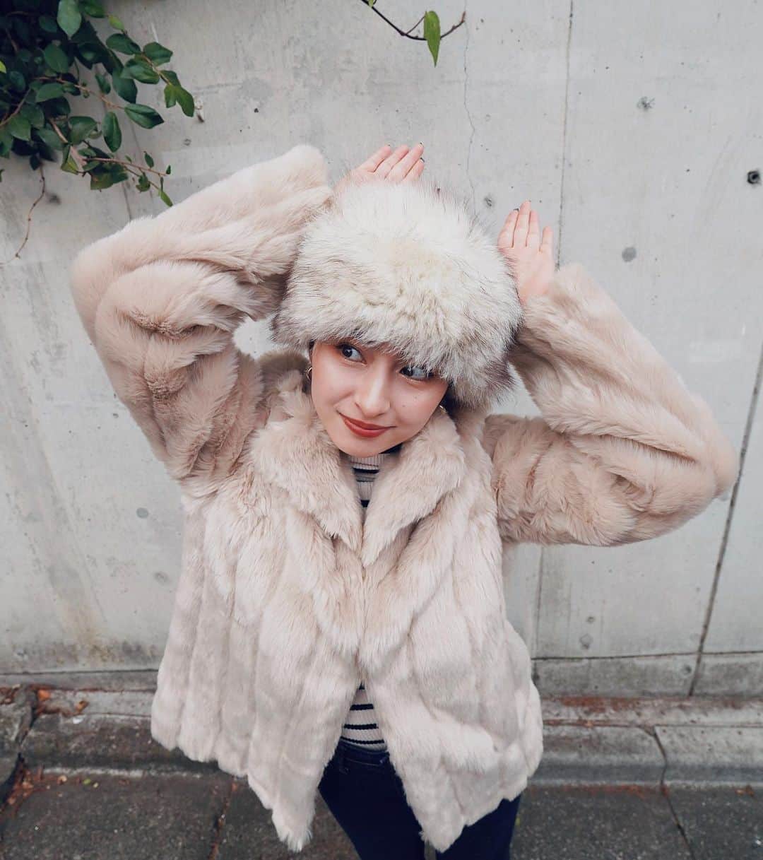 のインスタグラム：「Happy New Year!!!! あけましておめでとうございます🤍  2023年は卯年という事で、うさぎっぽい写真でインスタ始めです🐇🐇🐇  今年どんな年になるのか、 ワクワクウキウキ、少しドキドキ… とりあえず皆さん健康に、楽しく、 幸せに瞬間をいっぱい作って、2023年の年末に振り返った時に良い年だったな〜と思えるような年にしましょう🤍 (私は年始早々、自分のミスによって少しバタバタしています…笑)  InstagramもYouTubeも沢山更新していく予定なので、今年もどうぞよろしくお願いいたします🐰🫶🏻 . #happynewyear  #newyear #2023 #rabbit #卯年」