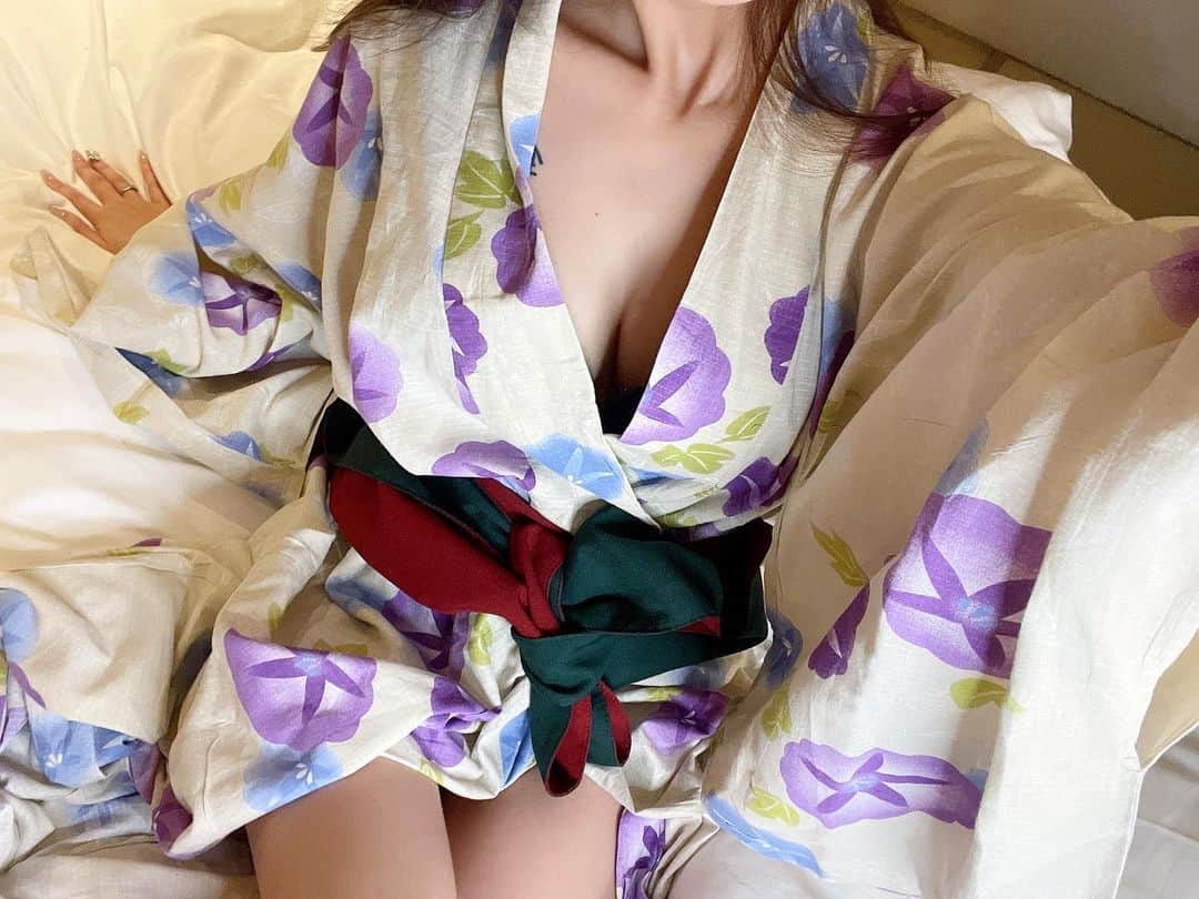 のインスタグラム：「𝗰𝗼𝗹𝗼𝗿𝗲𝗱 𝘆𝘂𝗸𝗮𝘁𝗮 . . . ブルー🦋🌧とこの色浴衣の アンケートは 圧倒的コチラでした✨🌼*･ . . 色浴衣可愛いよな〜🥺 個人的にはブルー推しやってんけど💭 . . 大晦日〜新年早々とバタバタで 身体も心もお疲れさんしてる😟🫠🌀 . . 今日はゆっくり寝よ🐇⸒⸒ . . . . . . . . . . . #ootd #fashion #code #ladiescode  #instafashion #instagood #instalike  #followforfollowback #nail  #likeforlikes #like4likes #followｍe  #ビジョビ #セクシーショット #浴衣 #ネイル  #ファッション #レディースファッション  #コーデ #韓国ファッション #海外ファッション #お洒落さんと繋がりたい #写真好きな人と繋がりたい #ロングヘア #ビジョビ  #浴衣  #温泉 #浴衣女子 #温泉女子 #色浴衣」