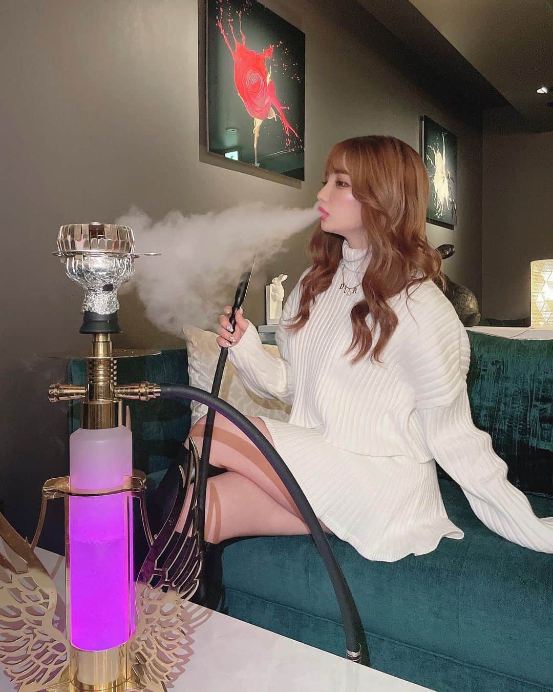 のインスタグラム：「ここにしかない映えシーシャ👼🏻💓  年末にシーシャ納めしたときの♡  赤坂にある『hookah rabbit(ﾌｰｶｰﾗﾋﾞｯﾄ)』 (( @hookah.rabbit )) にいってきたよん🐇❤︎❤︎  店内もおしゃれだし、 なんといってもこのシーシャ台おしゃんすぎん💓！？  初めて見た🥺🥺✨✨  しかも、シーシャ作るのも上手で 味もとっっても美味しかったです😭💓💓  お気に入りシーシャ屋さんになた🙈💋 他の形のシーシャ台もあるし、 シーシャ好きさんにおすすめです！！！👏 . . . #赤坂 #hookahrabbit #赤坂シーシャ #シーシャバー #シーシャカフェ #シーシャ女子 #シーシャ好きと繋がりたい #シーシャフレーバー #シーシャ屋 #爆煙 #shisha #shishatime #chilltime」