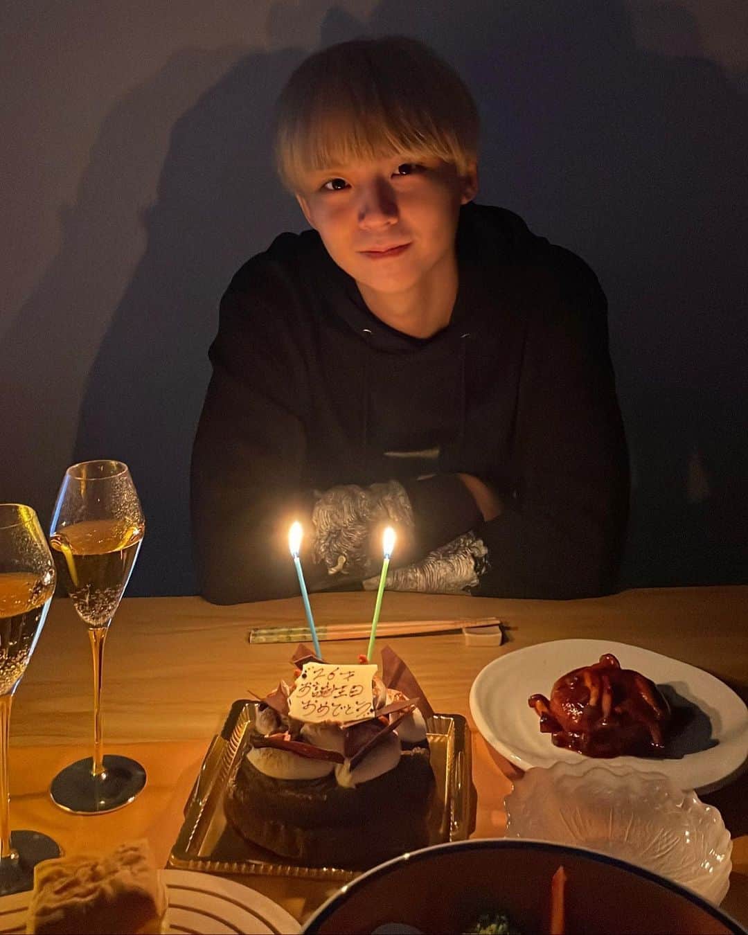 沢村玲/REIのインスタグラム：「26歳のお祝いたくさんありがとうございました！  家族がとても素敵なサプライズをしてくれました😭  妹はプロジェクターまで使って演出するというw  今回全て次女の演出です  #Happy_REI_Day #ワンエン #沢村玲  #誕生日サプライズ」