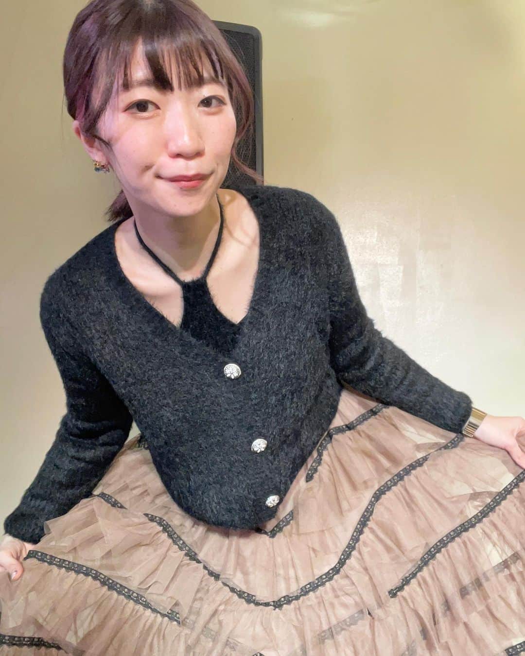 ぱいぱいでか美のインスタグラム：「今日めっちゃ寝たよ . お正月ダラダラしても誰にも何も言われなくて最高だ〜 せめてインスタ更新しようかなってなってるの褒めてください  えれ限カウントダウンのときに着てた私服は ニットもスカートも @crayme_official です🖤 ニットは肌見せ可愛いし着心地もよくて スカートはシルエットふわふわだけど大人な品があって好きです🫶🏻  今年もジャンルとか気にせずに 好きな服いろいろ着よーっと🥰 . #crayme #grounds #viviennewestwood #でか美衣装 #でか美私服 #でか美ちゃん」