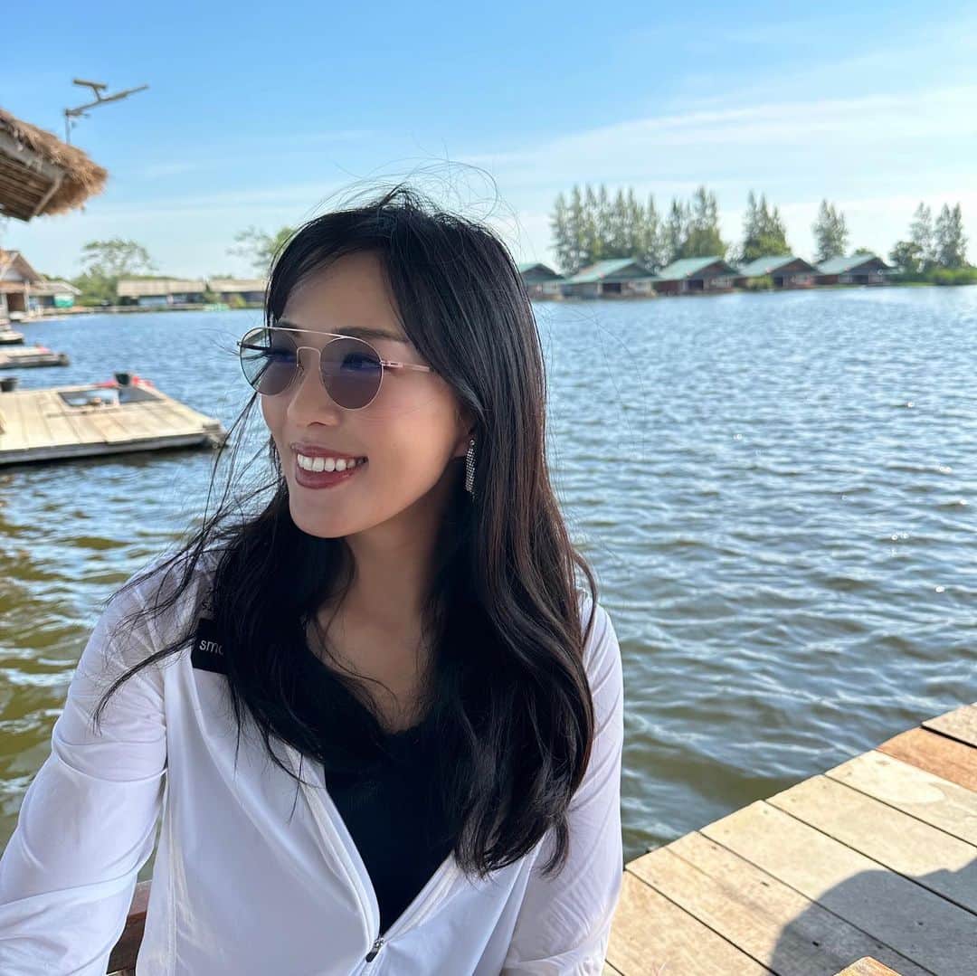のインスタグラム：「タイ🇹🇭では釣りも楽しみました🎣🌟 太陽の光や紫外線によって色が変わるメガネは眼の疲れもなくとってもお気に入りです☺️💕ツーブリッジのメガネ素敵でしょ？🥰 @zeissvisioncenterginza にてフィッティング、注文しました🌟　@golf_sports_vision も一緒にしている小松先生のお店です🌸ぜひ皆さまもメガネをお作りになられる際は行ってみてくださいね🥰ドイツ式両眼視視機能検査をして両眼の機能を高めながらぴったりの度を見つけて作っていただけますよ☺️💕  #ゴルフ #ゴルフスポーツビジョン #メガネ #サングラス #調光レンズ」