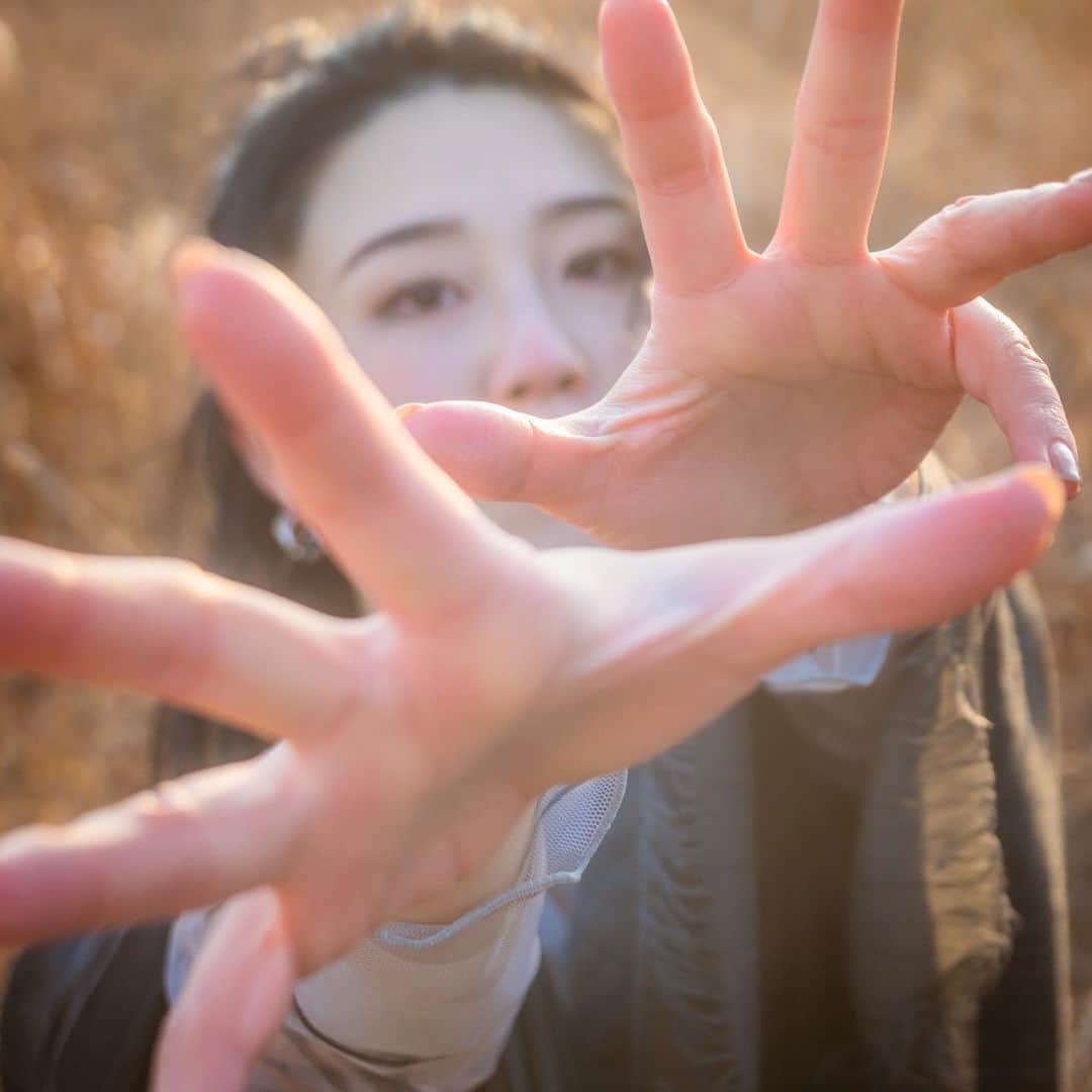 風馬翔さんのインスタグラム写真 - (風馬翔Instagram)「. Hand👐 . . 📷@karinkamera  #手と水と光とすすき #花林のカメラ#花林の世界」1月2日 21時35分 - kakeru_anna_dance