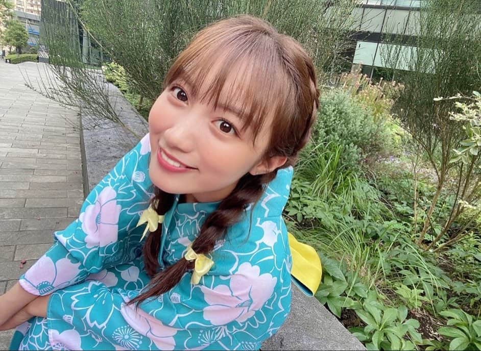 黒木ひかりのインスタグラム：「明けましておめでとうございます⛩ 昨年はW杯も開催されサッカーへの愛がより深まる1年でした⚽️ 本年ももっと多くのことを学べる年に出来るよう頑張ります!!皆さんにとっても良い1年になりますように🙏✨ 私が出演している映画『近江商人、走る！』も只今公開中ですので皆様ぜひご覧頂けたら嬉しいです☺️ 劇場でお待ちしております！  今年もよろしくお願い致します！🥰」