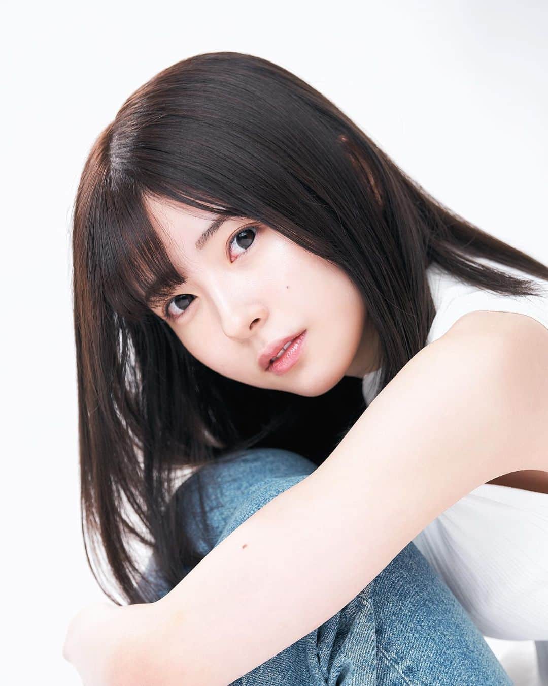 小高実優のインスタグラム：「. 明けましておめでとうございます🐰ᰔᩚ 2023年もよろしくお願いします！  そして宣材写真が新しくなりました( ¨̮ )  photographer: @take1an   make: @shota_superbly   hair: @___.ooo6」