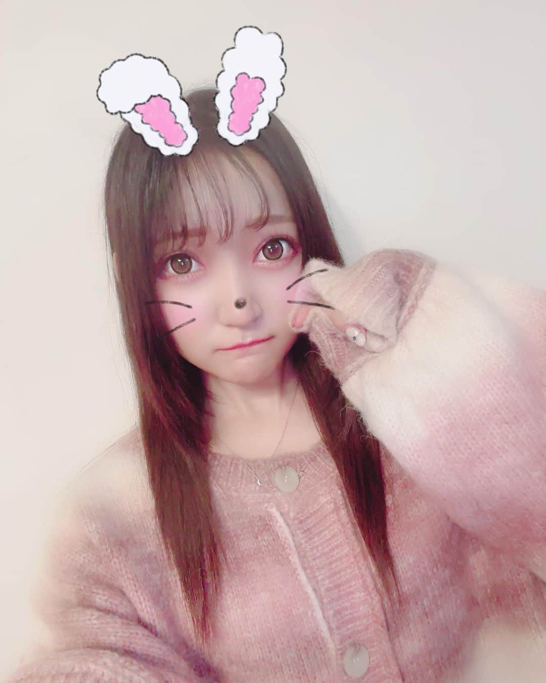 西本りみのインスタグラム：「あけました🐇 おめでとうさぎ🐇 今年はぴょーーーんっと飛躍目指すのだ🐇 頑張ろうさぎ🐇 年々雑になってるわこのくだり🐇  そんな西本さんの年越しは 「りみうさっ描き終わらへん〜〜〜あれ？もう20秒前？ん？あれ？…あけたわ」  という2023年の幕開けでした。  いやぁ幸先いいスタートですね！！！！！！！ 今年も絶好調ですよろしくお願いします。  #りみうさっ #めっちゃ可愛く描けて自画自賛で始まる2023年 #来年は激ムズ案件のタツだと気が付いた #再来年はヘビだった #西本の思考はそこで途切れた」