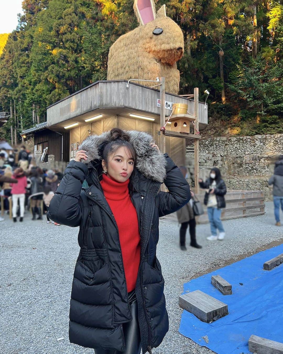 宇都宮茜のインスタグラム：「#🐰  今年はうさぎぴょこコンニチハ🐇💞  うさぎのようにぴょんぴょんとびまわり たいとおもいます(いつもと変わらん)  .  Hello year of the rabbit😝I want to jump around like a rabbit😗(No change as usual)  你好兔年🤩我想像兔子一样跳来跳去🥳（一如既往的没有变化）  卯年 안녕하세요 😜 토끼처럼 돌고 싶다고 생각합니다 😇(평소와 다르지 않음)  .  .  .  .  .  .  .  .  .  .  .  .  .  .  .  .  .  .  .  .  .  .  .  .  .  .  .  .  .  .  .  .  .  .  .  .  #安志加茂神社#初詣#卯年#2023年#お正月#新年#海#ビキニ#インスタグラビア#水着ギャル#水着女子#コンパニオン#イベントコンパニオン#キャンギャル#全身コーデ#モンクレール#モンクレールダウン#もふもふ#ビキニ女子#オートサロン#カスタムカー#展示会#水着#海好き女子#japanesegirl#泳装#수영복#Swimsuitgirls#hatsumode」