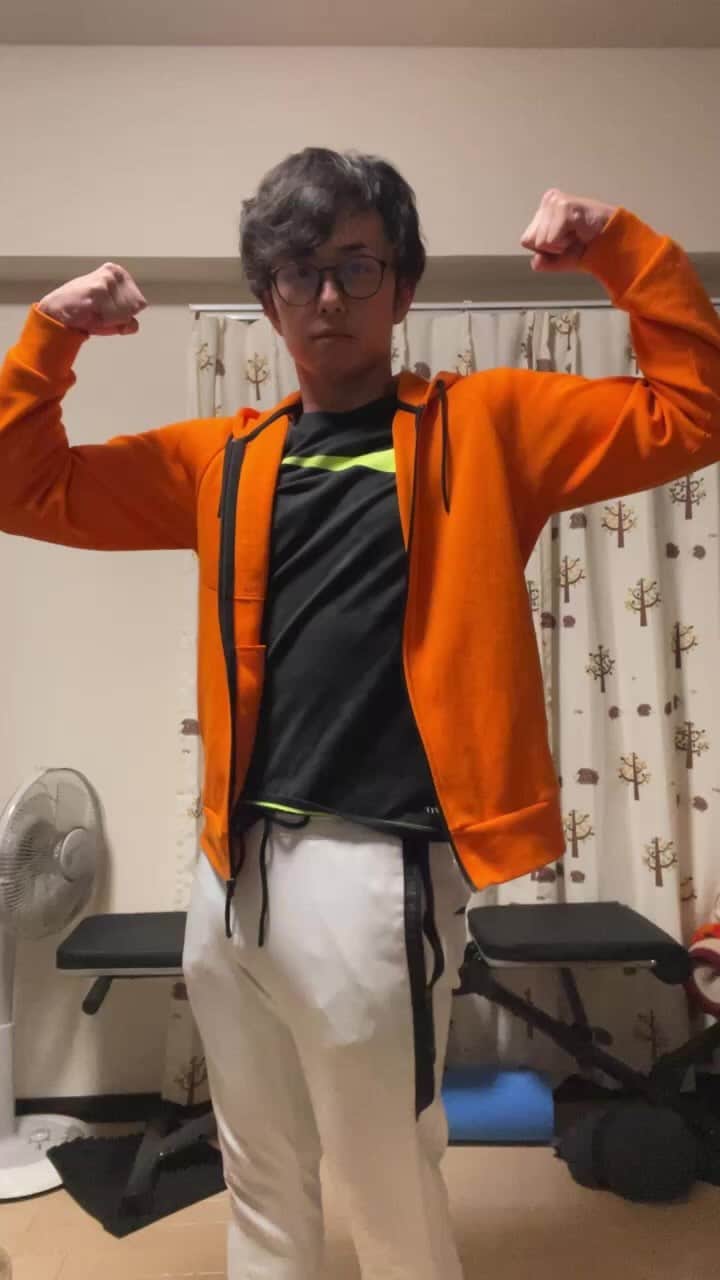 西村ヒロチョのインスタグラム：「お正月にいっぱい食べたのでスクワット配信」