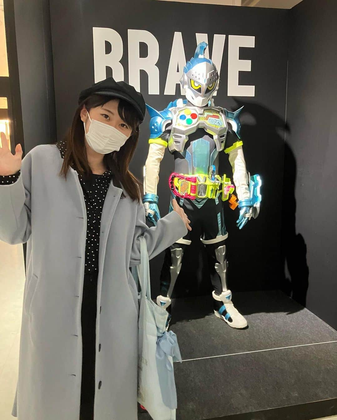 今井彩里衣のインスタグラム：「#仮面ライダー展  こちらは私の推しライダーです💎💎  1枚目  仮面ライダーブレイブ クールな完璧医者なのに、リズムゲームが苦手だったり、甘いものが大好きだったりなギャップが良いです🎮💙 2枚目  仮面ライダーセイバー 赤・白・黒・肩にドラゴン これでかっこよくならない訳ないだろ！と、、✨ 実は肩のドラゴンくん、よく見るとつぶらな瞳をしているのが可愛いです🐉」