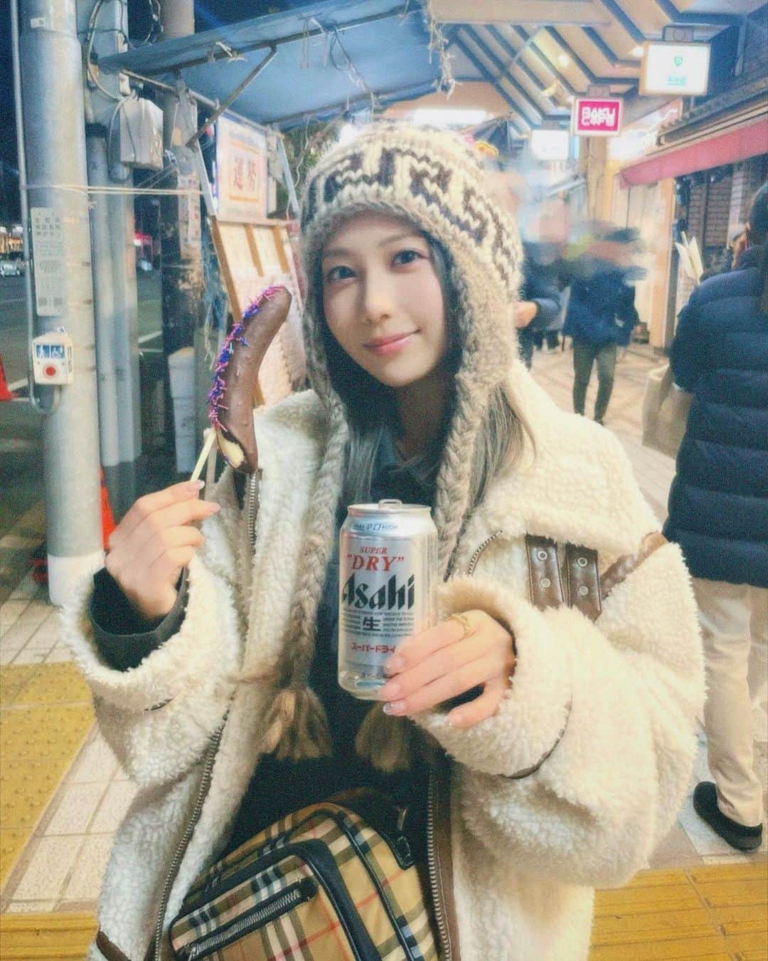 のインスタグラム：「あけましておめでとうございます🎍🌅 今年もよろしくお願いします✨🙏✨  ビールとチョコバナナは合わないよ！」
