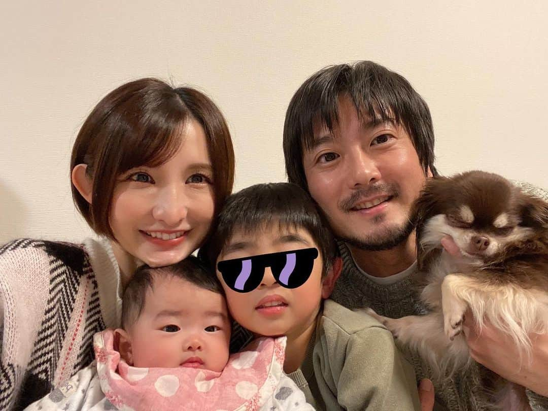 尾崎ナナのインスタグラム：「明けましておめでとうございます💕 今年も笑顔溢れる楽しい一年になるといいな😆 2023年もよろしくお願い致します🥺✨ 皆様にとって幸多き一年になりますよう心よりお祈り申し上げます🙏 #2023 #卯年 #赤ちゃんと犬とふざける息子と写真難しいw」