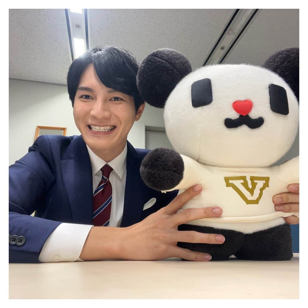 佐々木一真のインスタグラム：「あけまして おめでとうございます！✨  皆さま、どんな正月をお過ごしでしょうか？僕は、「芸能人格付けチェック」を見ながら自宅で大好きなビールを楽しんでいました🍺至福！  そして今日から仕事始めです。 24時からのANNニュースを担当します。ちょっぴり遅いスタートですが、夜更かしされる方は是非！ 年末年始のアナウンス部は人が少なくて寂しいですが、ゴーちゃん。がいました😆  いつも皆さまのあたたかいコメントに励まされています。 ありがとうございます😊  今年も、ゆるりとした更新のインスタですが、コメントいただけると嬉しいです。 グッド！モーニングは 4日からスタートです！  #ゴーちゃん #グッドモーニング #テレビ朝日 #佐々木一真」