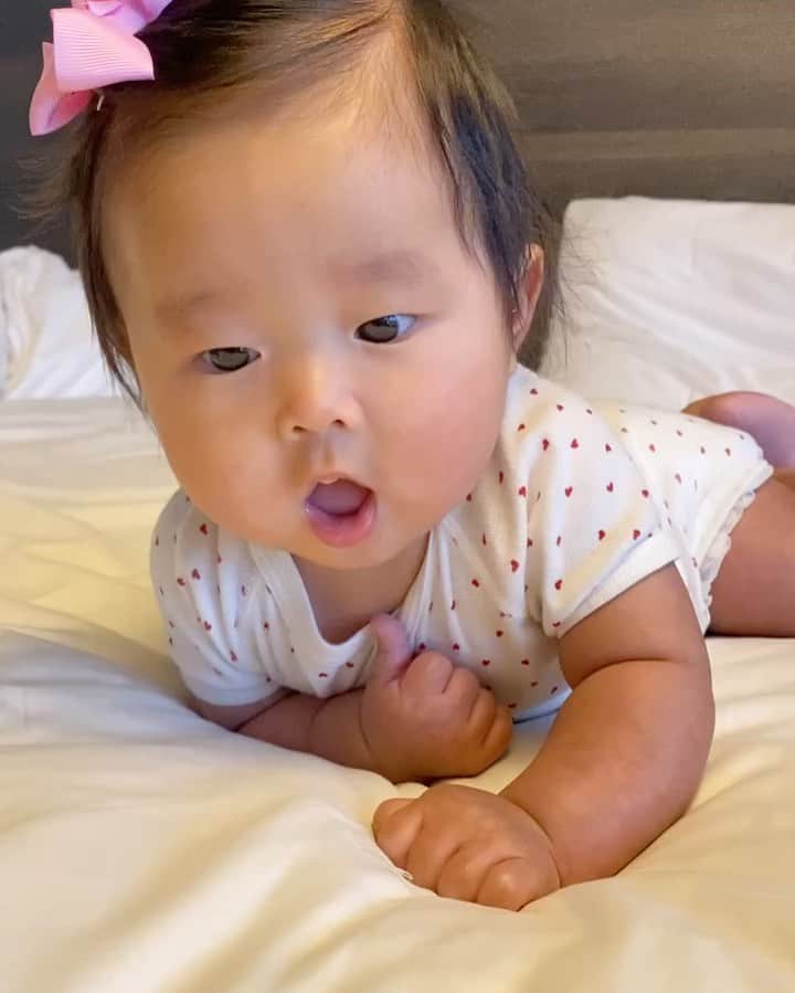 Mai Wakimizuのインスタグラム：「息子が主役すぎて忘れがちな娘の存在。笑 1枚目、ミルクを吐きながらこの笑顔♡笑 雪遊びで疲れ果てても可愛い可愛い妹に兄っぷりを発揮してくれてる息子。グーチョキパーのお歌で笑かせてくれたり(4枚目)、泣いてたら○○(自分の名前)がいるから大丈夫だよってトントンしてあげたり♡最後の動画、"どちたのアンパンチー！あっはっはーハクシュン(くしゃみ)しちゃった〜"と言って指を吸わしてる謎のあやし方♡笑 #生後5ヶ月#2歳5ヶ月#兄妹」