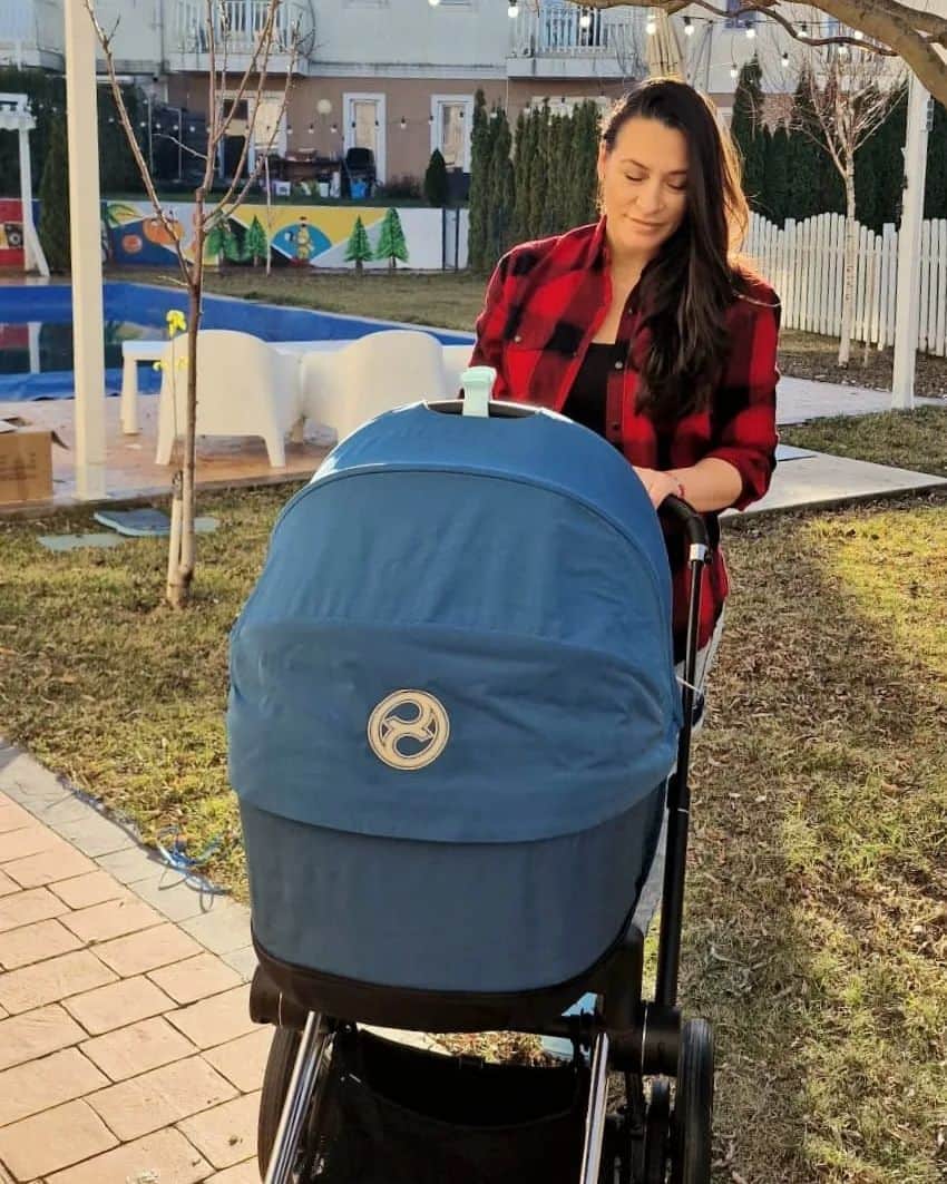 カタリナ・ポノルのインスタグラム：「Prima plimbarica cu @taticoolshop @cybex_global ❤️😍」