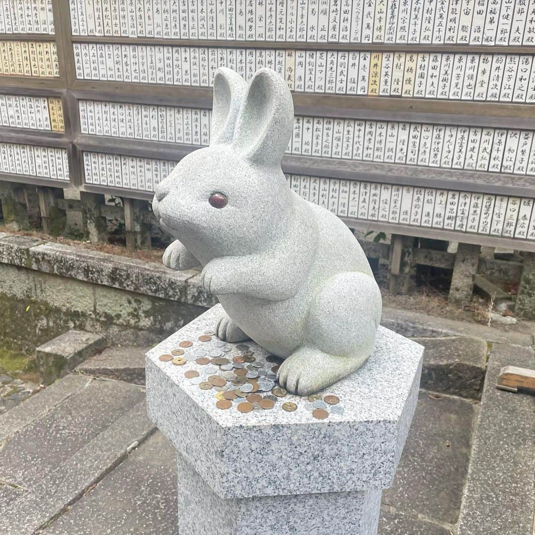 佐藤華純のインスタグラム：「. . 【 #岡崎神社 】  明けましておめでとうございます🎍🤍  今年は卯年ということで、国内では珍しい ウサギを祀っている岡崎神社に！  そこら中にいるウサギが可愛くて写真撮りまくってたら 自分の写真撮り忘れてた🐇笑  #謹賀新年 #初詣  #京都観光 #京都神社」