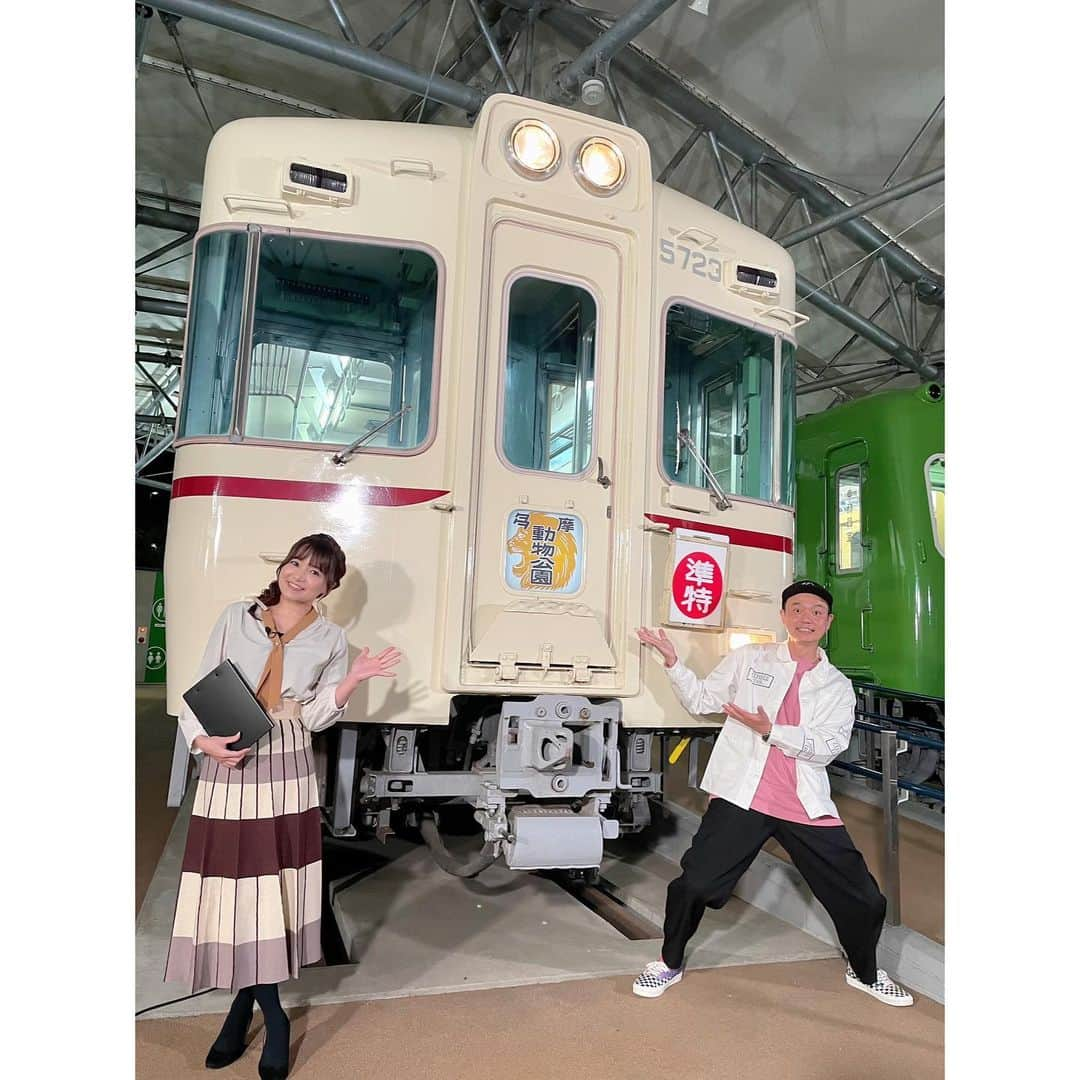 久野知美さんのインスタグラム写真 - (久野知美Instagram)「🚃🎍❄️🌸✨  2022年、ありがとうございました!  2023年、発車しましたね〜! 喪中につき、新年のご挨拶を控えさせて頂きますが 今年も宜しくお願い申し上げます😌🚃🎍  さて、鉄道開業150年という 節目の年でもあった2022年。 皆さまにとって どのような1年でしたか?  相変わらず、インスタはストーリーに頼りきりで 日々のお仕事のことは ツイッターやブログ、ファンクラブでの発信に 偏ってしまいすみません😂💦 (是非そちらもご覧頂けると幸いです🙌🏻❄️)  さてさて! 前回(10月w)の更新では、 車両転属…もとい移籍のことを記載致しましたが こちらもまたまた #レイルラボ さんが とても愛溢れる記事にして下さいました(*´꒳`*)🚂✨  〜以下、レイルラボさん記事より転載〜  女子鉄アナウンサー 久野知美、新天地で出発進行！ホリプロ卒業から半年  女子鉄アナウンサーとして活動する久野知美氏は 2022年10月10日、自身の公式インスタグラムで、 イーストグループホールディングス傘下 「ノースプロダクション」に所属したことを発表しました。 ホリプロ卒業から半年、新天地で汽笛を鳴らし出発進行です。  「ノースプロダクション」は、 元NHKアナウンサー 宮本隆治氏、堀潤氏や、 元フジテレビアナウンサーで弁護士の菊間千乃氏、 元卓球選手の平野早矢香氏など、 幅広い分野で活躍するタレントが在籍しています。  久野氏は今後の活動について、“まだまだ鉄道に関しては専門家というより、バラエティ要因が強い。 所属の先輩のようにコメンテーターなども見据え、 硬軟問わず対応できる人材になれるよう努めたい”とし、 今後はその枠に捉われることなく、“誰かと何かの役に立てる”ことを基準に、幅広く活動する方針としています。  また、長年タッグを組んできたホリプロマネージャー 南田氏については、 同社を卒業後も鉄道の現場や書籍の監修、イベントなどで共演を続けていくとのことです。 久野氏は、〝鉄道名誉マネージャー〟という立位置で、今後も変わらず相互乗り入れを行うとしており、 二人の息ぴったりな共演も見られそうです。  久野氏投稿コメント(一部抜粋) ひとりの鉄道好き女性タレントとして これまで以上に責任と自覚を持って 各現場に携われますよう、 また 〝女性活躍〟と言われる今の時代に見合った いろんな風と新たな動きを 微力ながら作れますよう 鉄道以外の分野でも研鑽を続け精進していきます!  〜記事引用ここまで〜  2022年は、このような形で 個人的には〝変化の年”になりましたが 環境こそ変わったものの 大切な方との絆は変わらず むしろお世話になっているタレントさんや 支えて下さるスタッフさんはじめ 沢山の方と深いお話を重ねることが出来て より、大切な人との絆を 確かめるような1年となりました✨  今年は、いつも良くして下さる 周りの方に感謝しながら 〝変化の年“から 〝進化の年“にしていきたいなと 思っています(*´꒳`*)🚂🌸✨  冒頭に喪中と申し上げた通り 昨年は別れが多い年でもあったのですけれど それ以上に沢山の新しい出会いや流れにも 恵まれました😌🌸  特に9月〜10月はほぼ自宅におらずw  JR西日本さんや JR九州さんに たびたびお世話になり 多数ロケや取材に出させて貰いました!  その分、個人的な秋旅では #テレビ朝日 #サタデーステーション 連動企画でもお薦めした JR東日本150周年記念パスで 久しぶりに東北に足を運び 現地の鉄道関係者さんに 温かく迎えて頂きました♪  振り返れば、昨年は レギュラーの #妄想トレイン で ずっとお世話になっている #友近 さんはもちろん 多くの働く女性の先輩に それはそれは、 たくさんの刺激を頂きました!  (もちろん、礼二さんにも それはそれはたくさん支えて貰ってしまって プライベートで鉄道イベントにも 遊びに来て頂いたり🫢 後輩愛あふれるお二人に大感謝です❣️)  例えば…! #TBSラジオ #たまむすび で メインパーソナリティをお務めの 関西出身・女性アナウンサーの星 #赤江珠緒 さん率いる #たまむすびin武道館 や 大人気ポッドキャスト #overthesun や #生活は踊る でパーソナリティとしても大活躍の  #ジェーンスー さん、 今年度から沖に出られた #堀井美香 さん。  こんな女性になりたいな、 と思える方が先を走って下さること、 何よりの勇気になりますし 自分もいつかそんな存在になりたいなと 改めて感じます🙆‍♀️❄️ (レイルラボさんの記事にも繋がりますね♪)  鉄道関連を深めることはもちろん、 鉄道以外のお仕事のレールを どれだけ広げられるか、というのが 新たな環境ですべきことだと思っています。  何か我々にお手伝い出来ることがありましたら お気軽にお声がけ頂けますと幸せです✨  2023年が、皆さんにとって 実りある＆笑顔あふれる1年となりますように 心より祈念いたしまして ご挨拶と代えさせて頂きます。  今晩は、24時から #BSフジ #レッツトレ活 の 再放送がありますので 是非是非! ご乗車くださいね❤︎デハデハ〜!」1月2日 23時18分 - tomomi_kuno