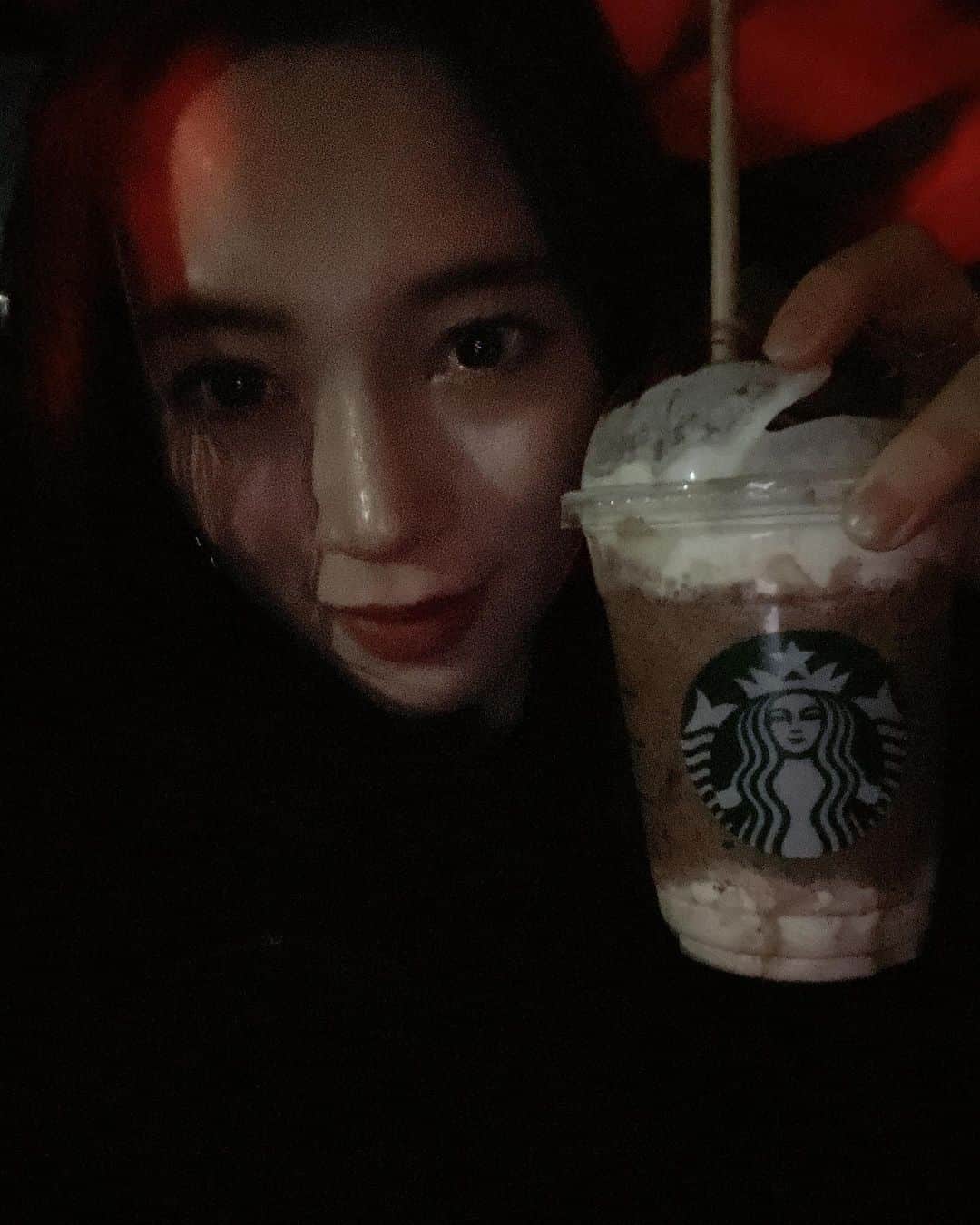 フォンチーのインスタグラム：「Starbucks Coffee  暗闇からスターバックス始め☕️ ⁡ Starbucks started in the dark☕️ ⁡ Starbucks bắt đầu trong bóng tối☕️」