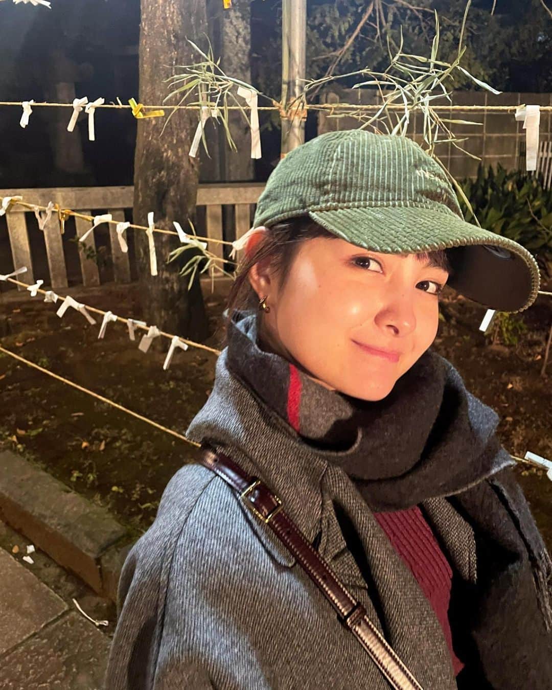 葵わかなのインスタグラム：「🐇 初詣は行きましたか？  おみくじ引いたらなんと、大吉〜✨  いい年になりますように！  そして色々食べすぎたなぁ笑 家族とのんびりだらだら話して呑んで食べて、毎年変わらない光景だけど、年々それが愛しくなっていきますよ☺️不思議。  今年もみんなが健康で幸せだといいなぁ！  そして、新年のご挨拶や今年の事、私に気持ちを寄せてくださってのメッセージがとても温かいです☺️ありがとうございます。 皆様の健康と幸せも、ぜひ願わせてください✨」