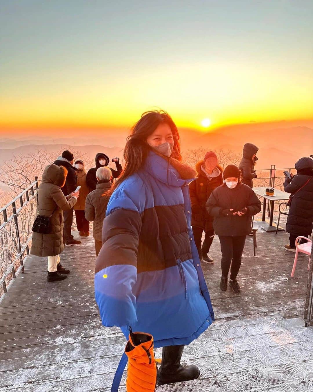 アリスさんのインスタグラム写真 - (アリスInstagram)「저는 일출을 보면서 새해를 맞았어요 새벽바람이 어찌나 차던지 귀가 떨어지는지 알았지만 마음만은 따뜻했습니다. 내려와서 오후 내내 잤다는 게 함정이지만...🙊 2023 건강하고 행복한 일이 가득하기를 바랄게요🫶🏻」1月2日 23時39分 - hv_alice