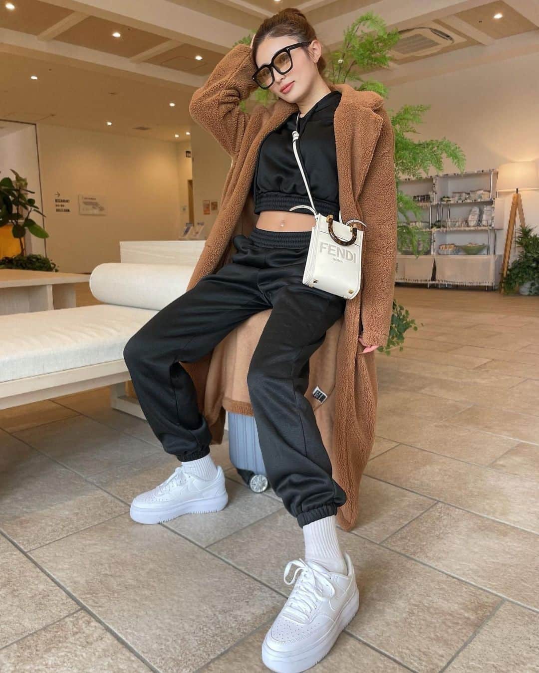 MIYABIのインスタグラム：「機内はいつも楽ちんスタイル🫰🏻🫠  皆んなお正月はなにしてるのぉ？🎍⛩✨  #cyberjapan  #サイバージャパン」