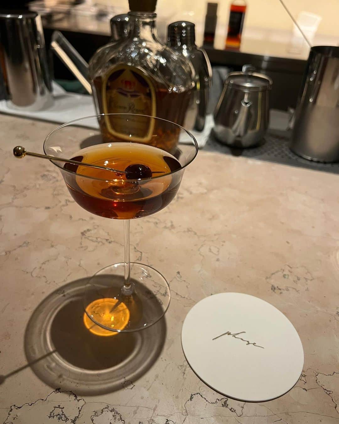 宮崎京のインスタグラム：「⁂  Loooove Manhattan... 🍸✨  お正月、飲みすぎてはいませんか？  そんなわけで。  今日は写真だけでガマン。笑  #好きな飲み物　 #マンハッタン #🍸 #マラスキーノチェリー も大好物 #🍒 #でも今日は休肝日」