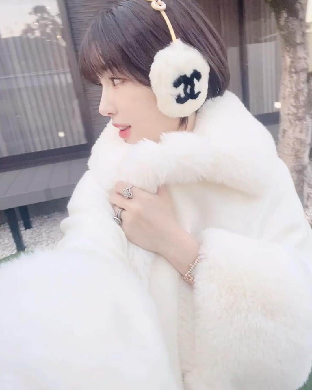 森下悠里のインスタグラム：「🐇明けましておめでとうございます🐇  ✨✨2023年✨✨  皆さんにとって 最高に幸せな年になりますように💓  卯年ぽく真っ白ふわふわ🐇🤍」