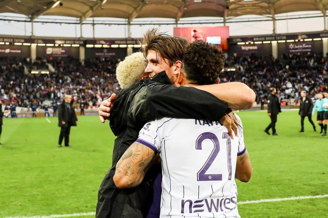 オナイウ阿道さんのインスタグラム写真 - (オナイウ阿道Instagram)「Happy new year 🇫🇷  1st match of 2023😈⚔  Thank you so much big support at home 🤝💜  #DeboutToujours #OA7」1月3日 0時10分 - onaiwu_ado