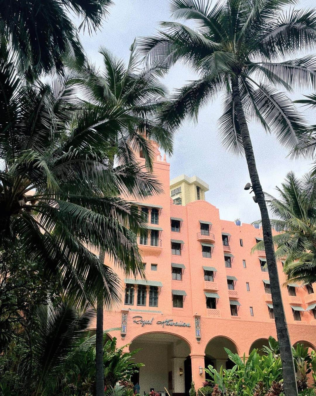 西山真以さんのインスタグラム写真 - (西山真以Instagram)「📍The Royal Hawaiian   ピンク好きでなくとも気分のあがる空間💓  #hawaii  #royalhawaiian」1月3日 10時28分 - mai0830